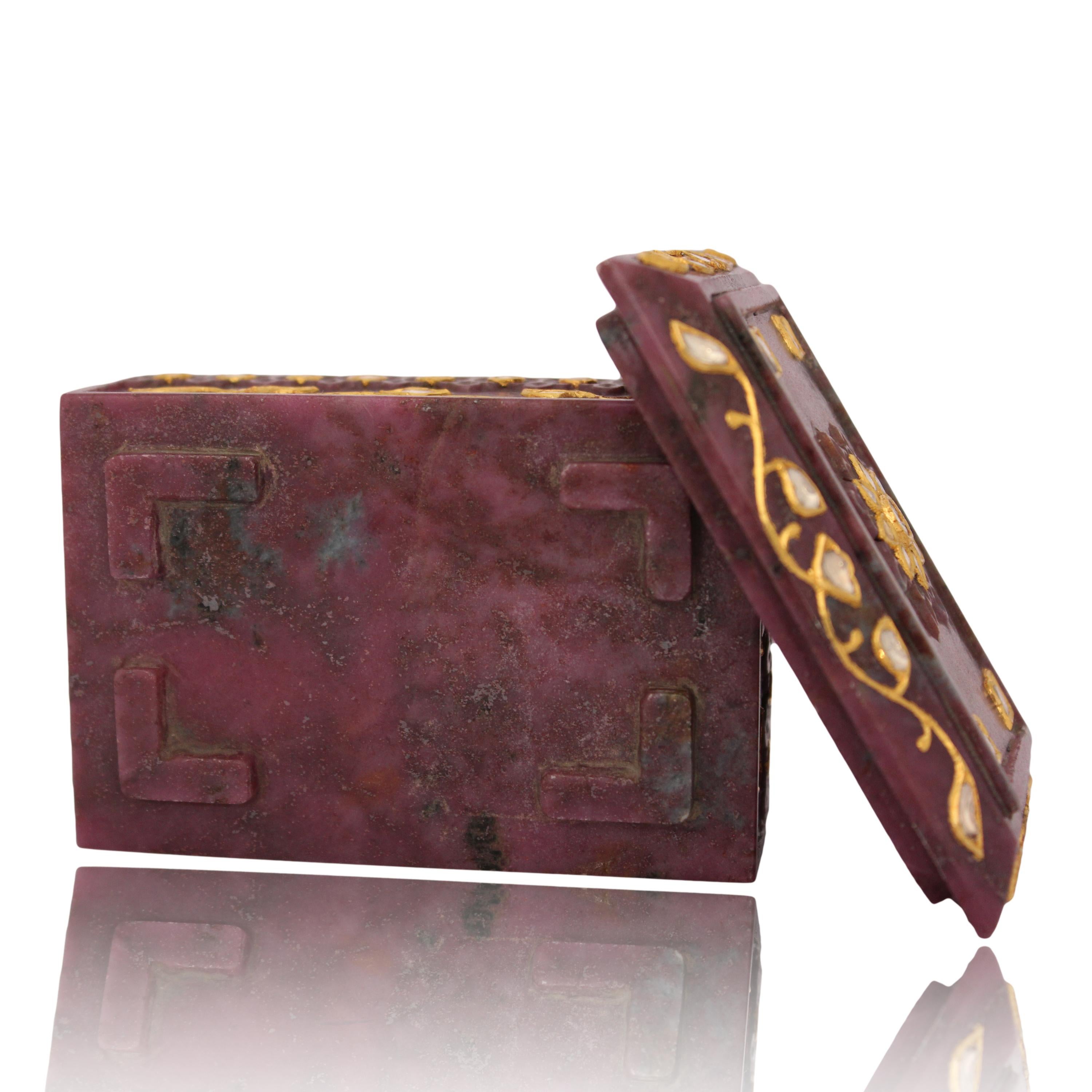 Caja mogol de rubí natural tachonada de oro y diamantes Polki en Excelente estado para la venta en Bangkok,, TH
