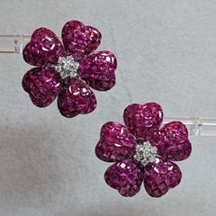 Pendientes Flor de Rubí Natural engastados con Diamantes en Oro Blanco de 18k