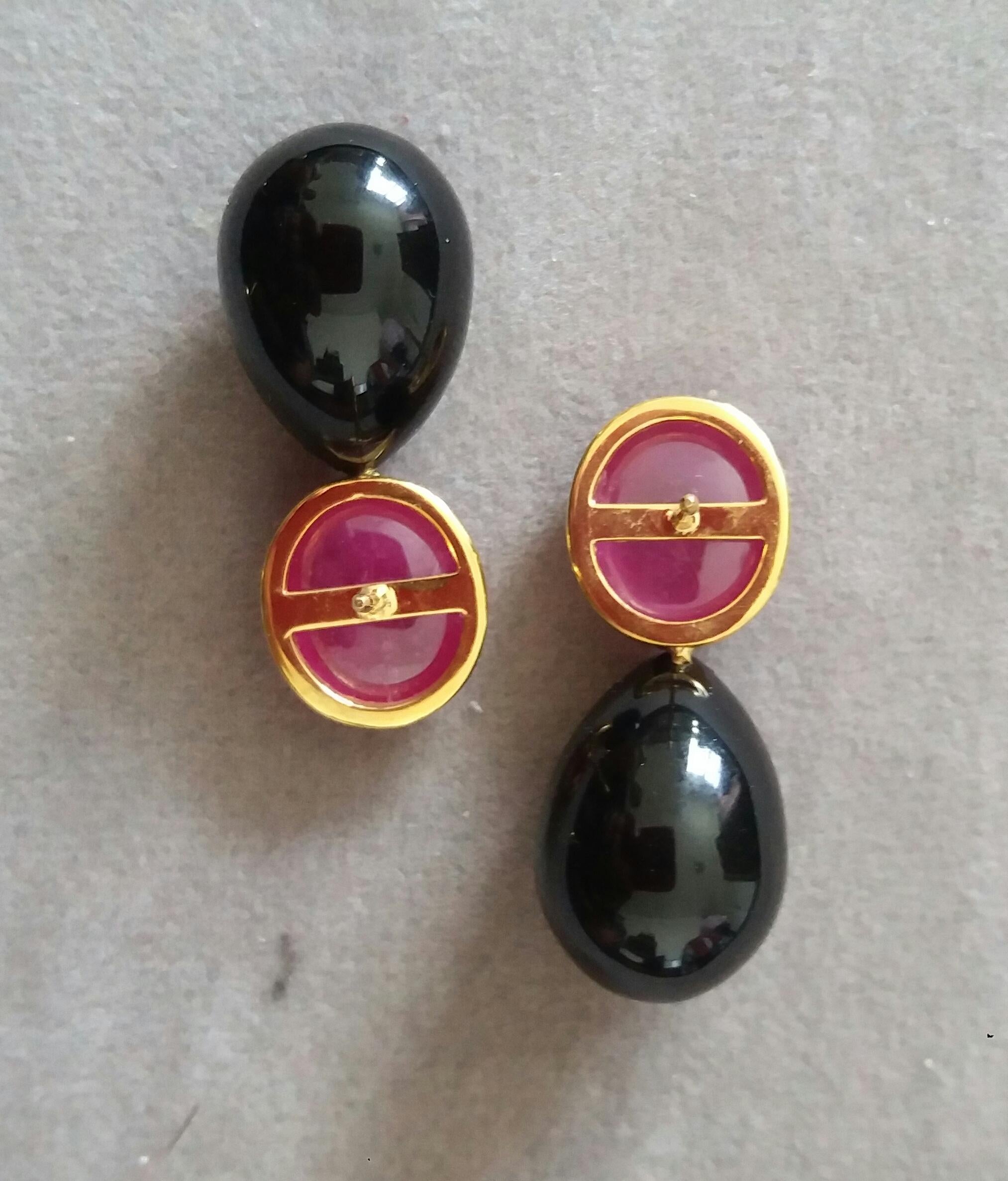 Natural Ruby Oval Cabochons 14 Karat Gold Bezel Black Onyx Round Drops Earrings In Good Condition For Sale In Bangkok, TH