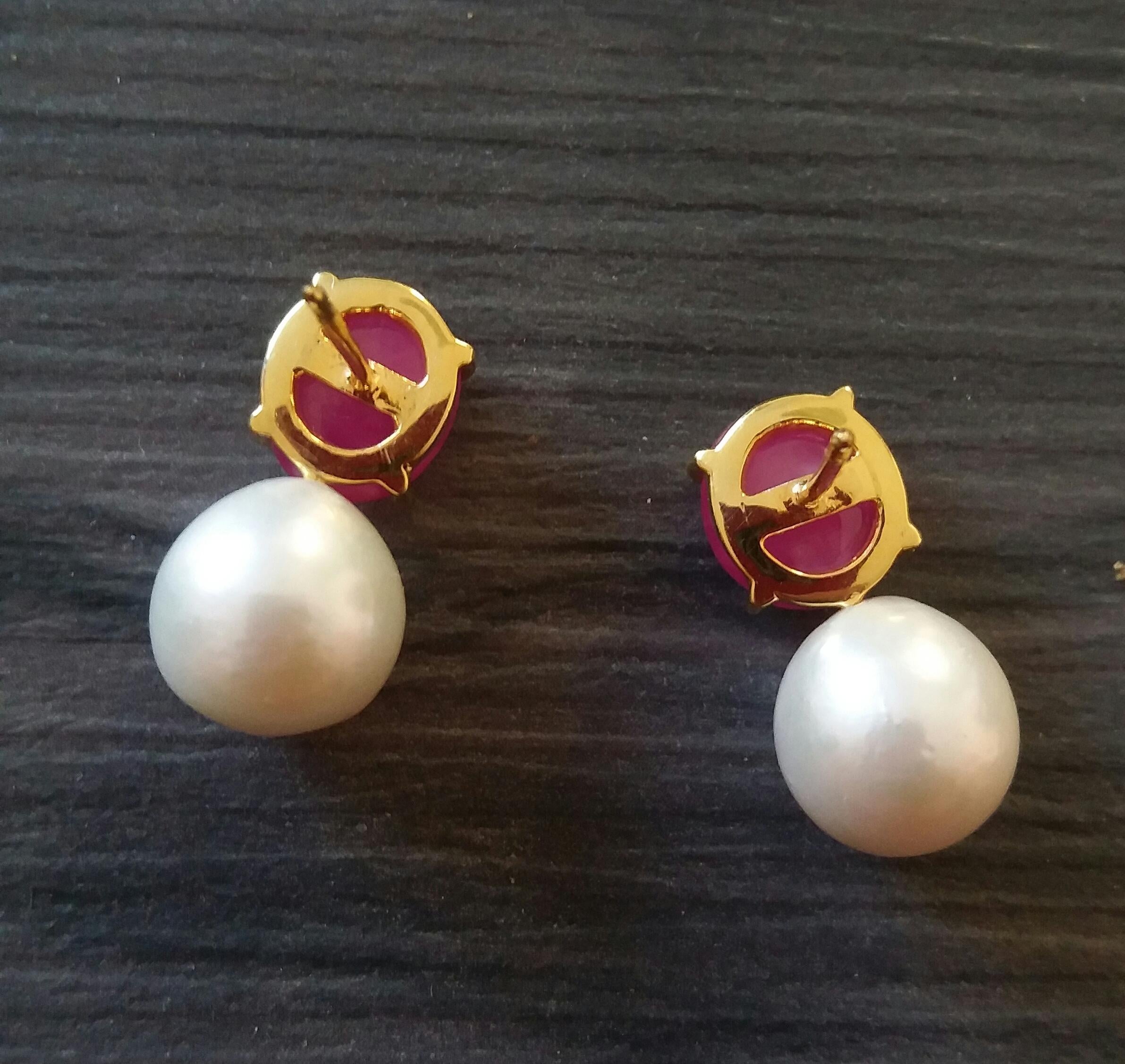 Schlichte, schicke Ohrringe mit einem Oberteil aus 2 ovalen Rubin-Cabochons (11 x 10 mm), gefasst in 14 Kt. Gelb, an denen 2 weiße Barockperlen von 12 mm Durchmesser befestigt sind.

1978 begann unser Atelier in Italien mit der Herstellung von
