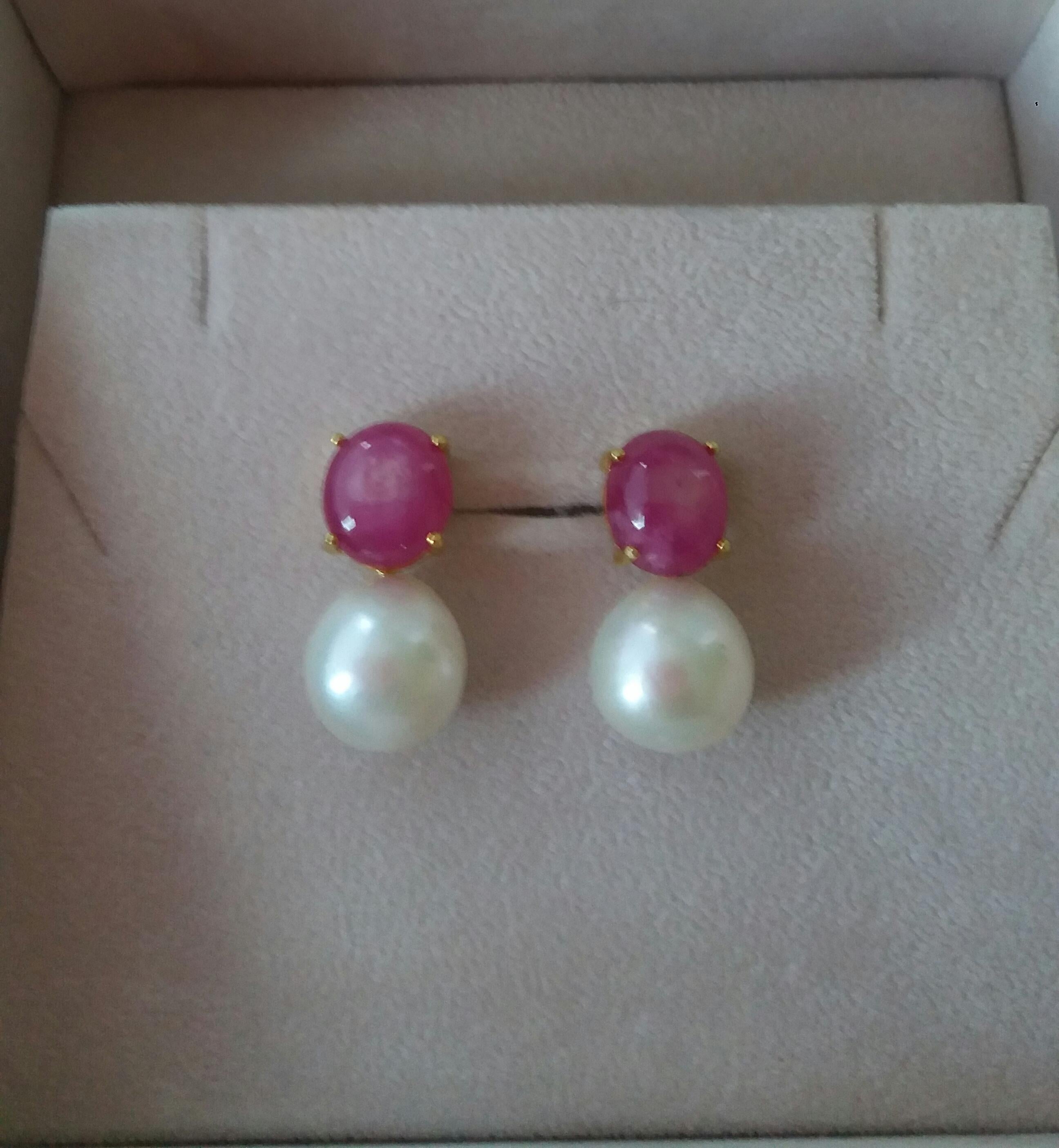 Contemporary Natural Ruby Oval Cabochons Baroque White Pearls 14 Karat Yellow Gold Earring For Sale