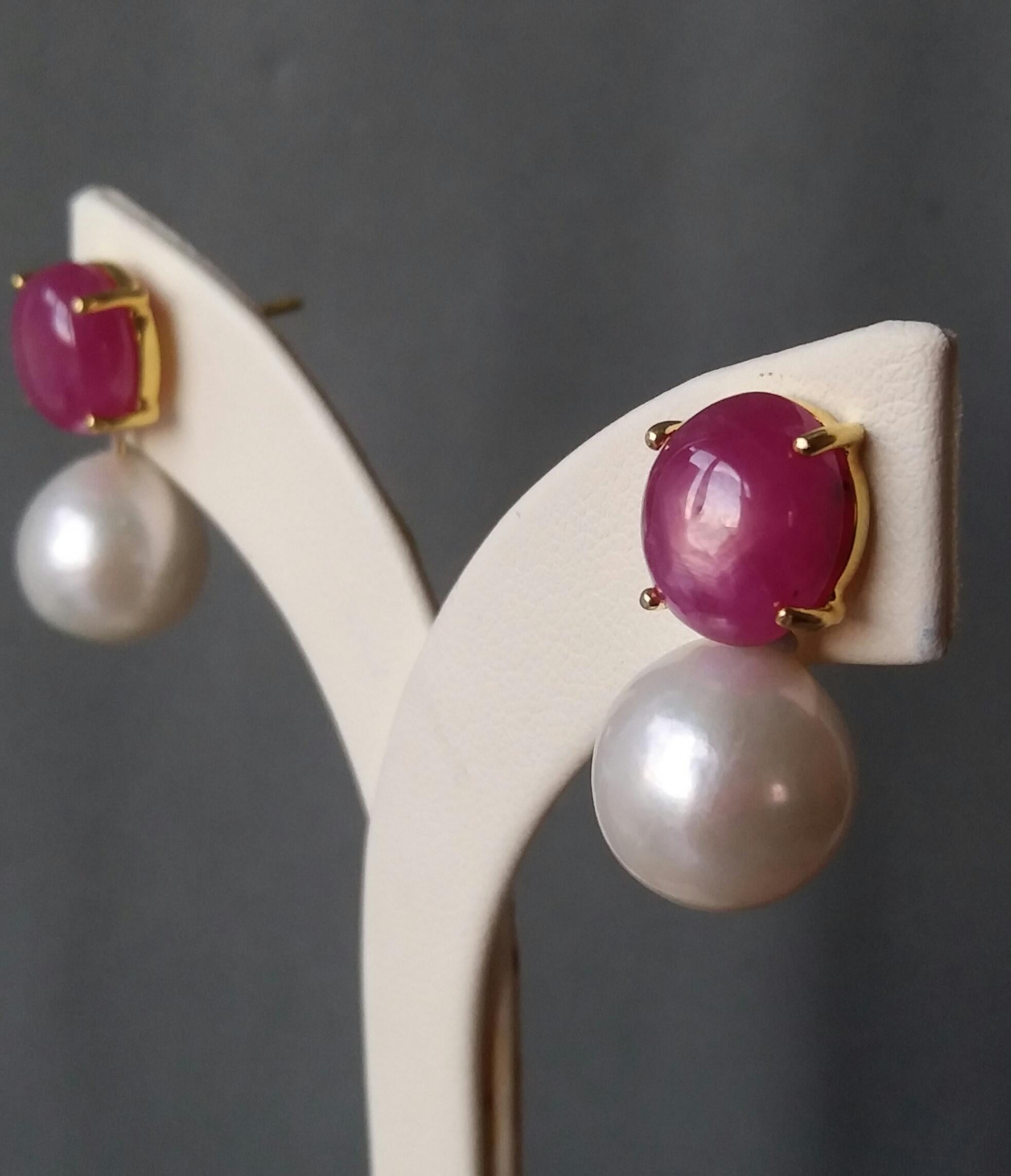 Natural Ruby Oval Cabochons Baroque White Pearls 14 Karat Yellow Gold Earring In Excellent Condition For Sale In Bangkok, TH