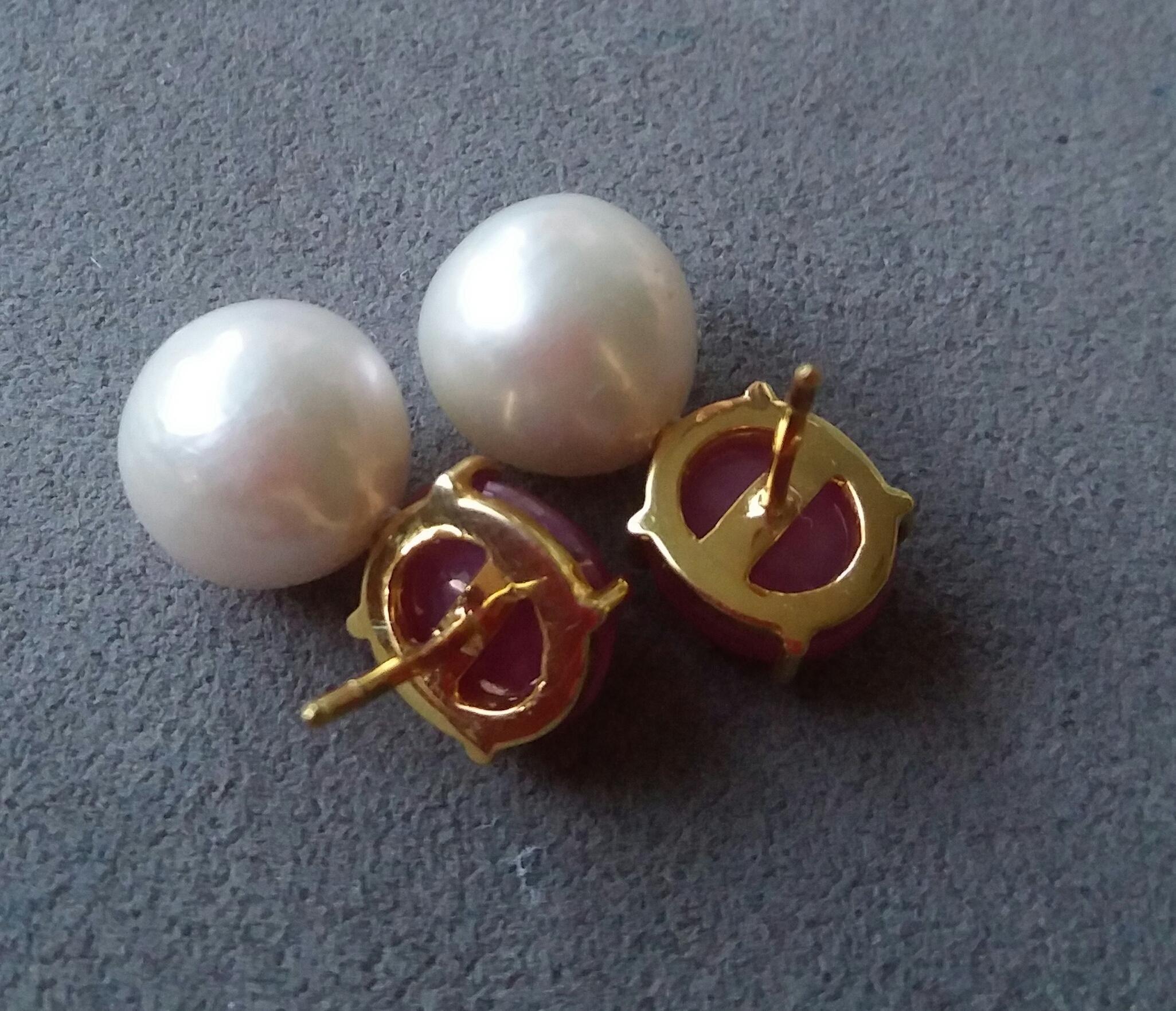 Natürlicher Rubin Oval Cabochons Barock Weiße Perlen 14 Karat Gelbgold Ohrring im Angebot 2