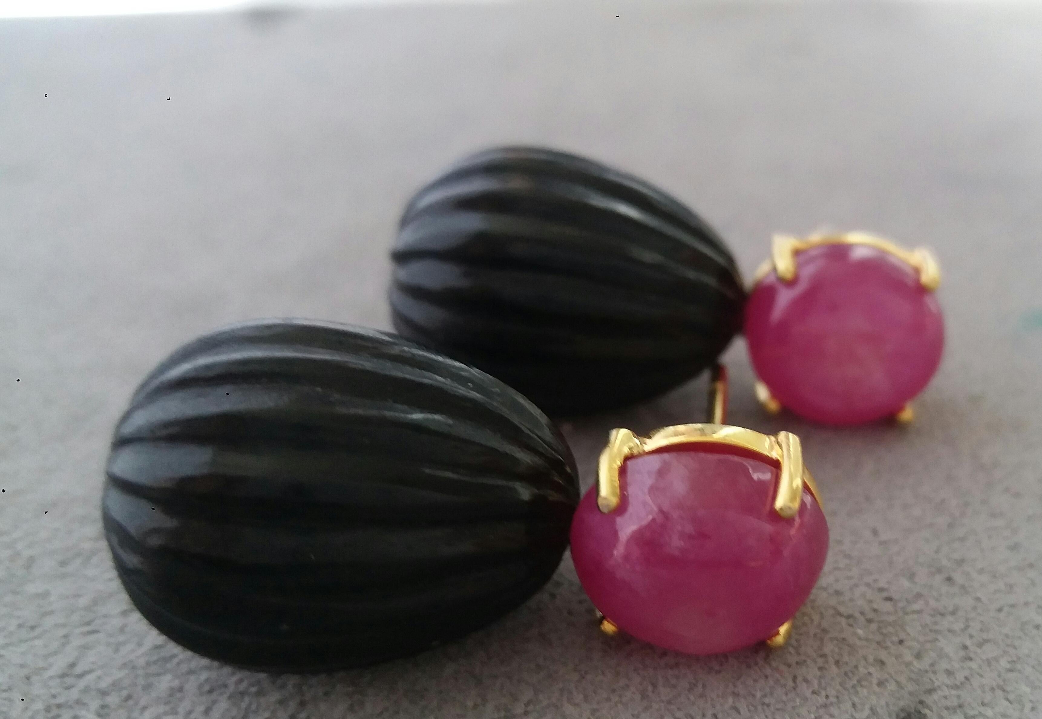 Simple Chic Earrings with top part made of 2 Natural Ruby Oval Cabochons set in 14 Kt yellow from which are attached 2 Black Onix engraved round drops 

In 1978 our workshop started in Italy to make simple-chic Art Deco style jewellery, completely
