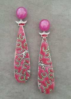 Clous d'oreilles en or 14 carats, diamants et émail avec cabochons ovales en céramique et rubis naturel