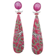 Clous d'oreilles en or 14 carats, diamants et émail avec cabochons ovales en céramique et rubis naturel