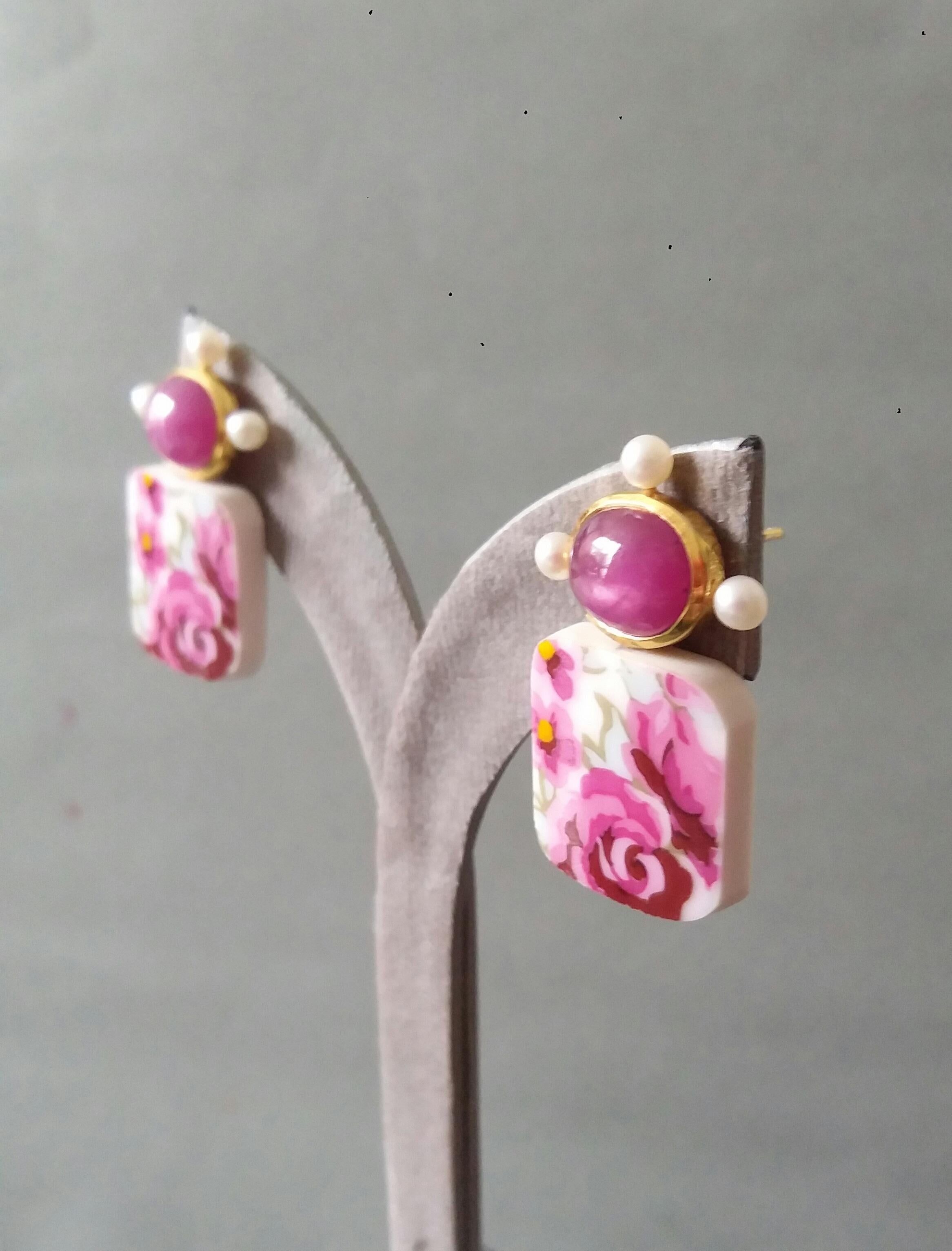 Clous d'oreilles en or jaune 14 carats avec perles en céramique coussin et rubis naturel de forme ovale en vente 7