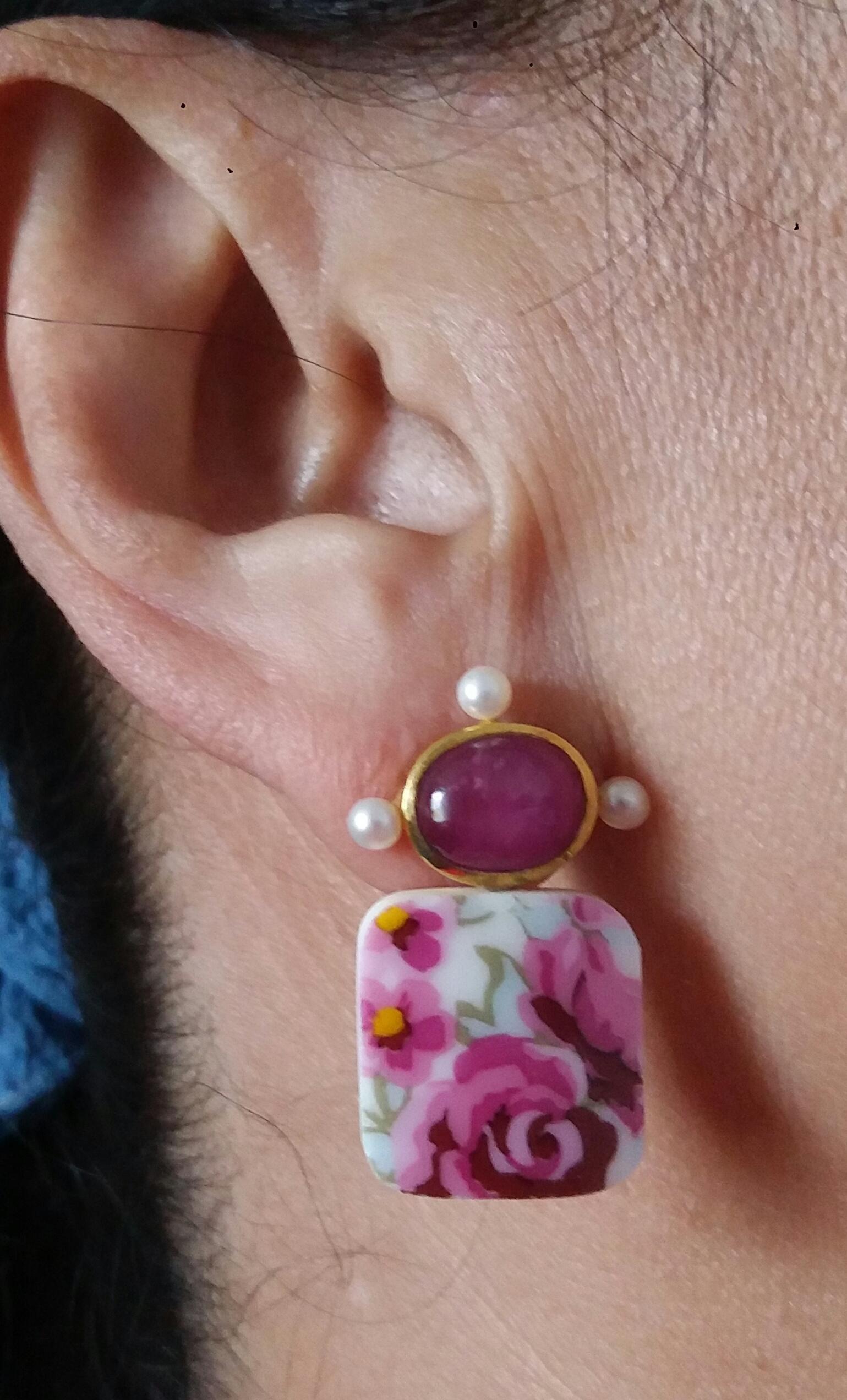 Clous d'oreilles en or jaune 14 carats avec perles en céramique coussin et rubis naturel de forme ovale en vente 8