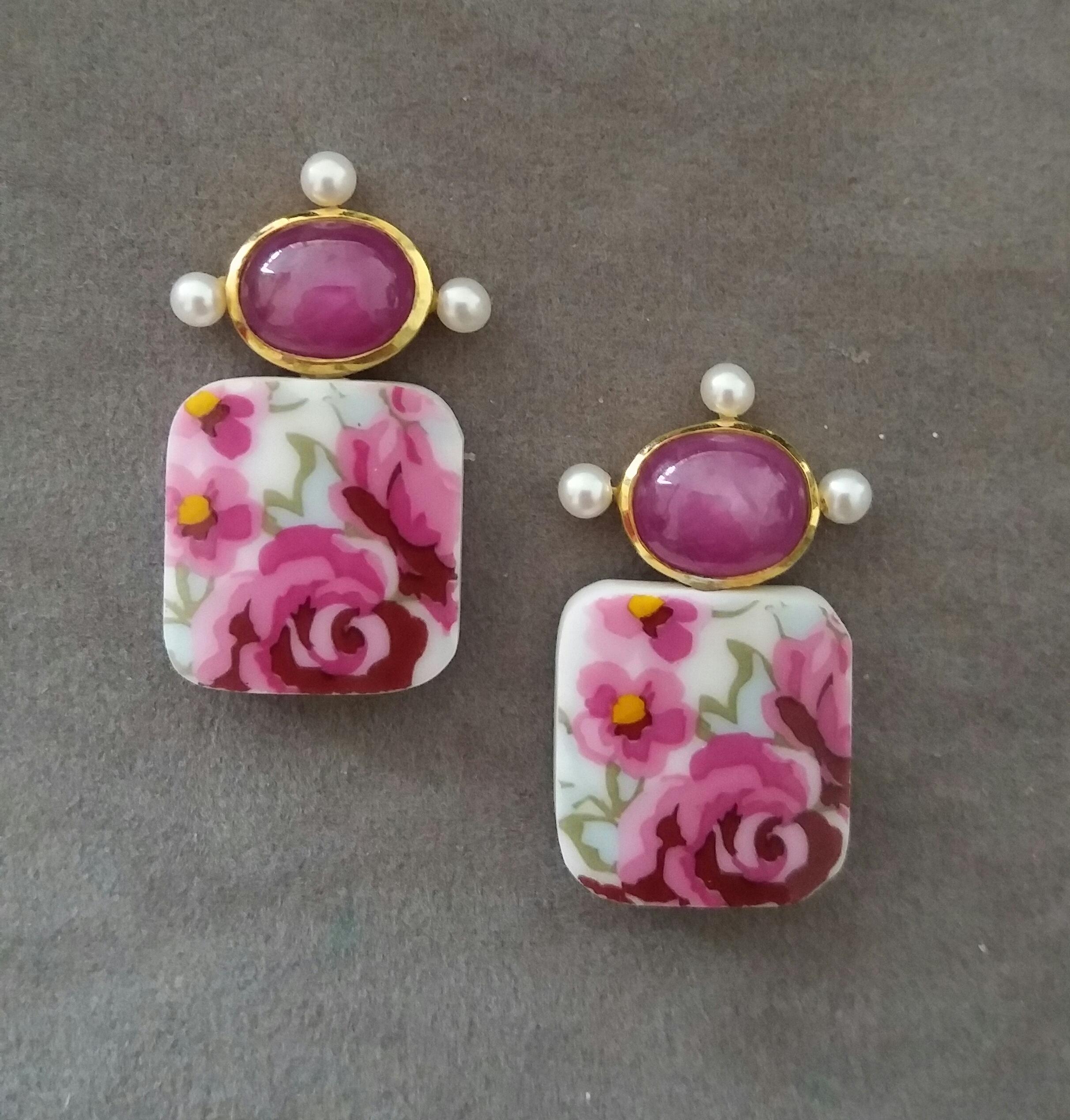 Contemporain Clous d'oreilles en or jaune 14 carats avec perles en céramique coussin et rubis naturel de forme ovale en vente