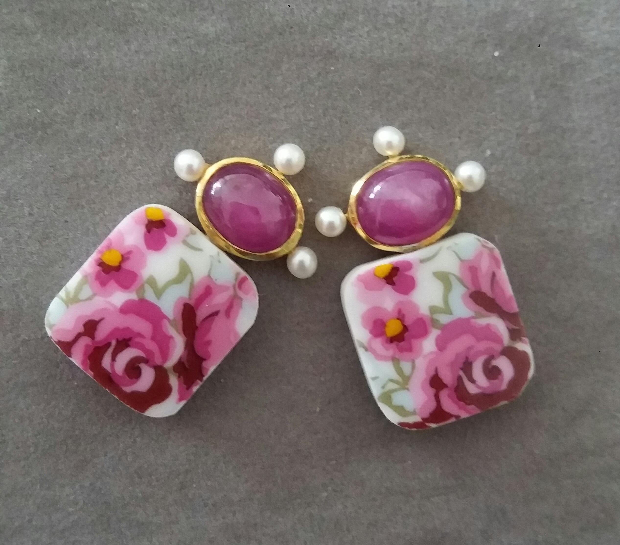 Taille mixte Clous d'oreilles en or jaune 14 carats avec perles en céramique coussin et rubis naturel de forme ovale en vente