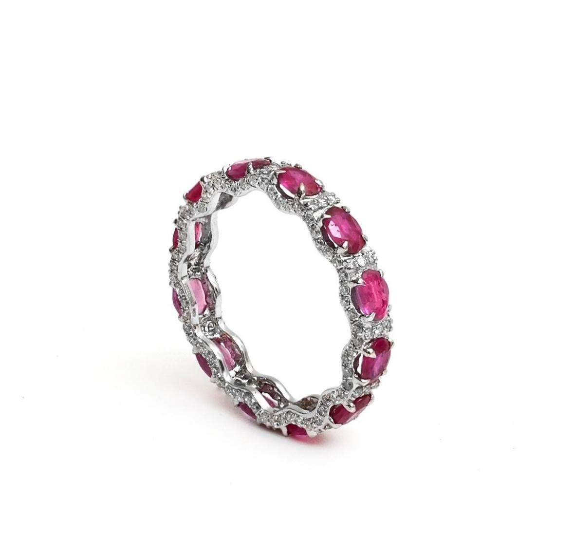 Natural ruby oval cut 2.52cts & diamond 0.68cts ring in 18k gold In New Condition For Sale In jaipur, IN