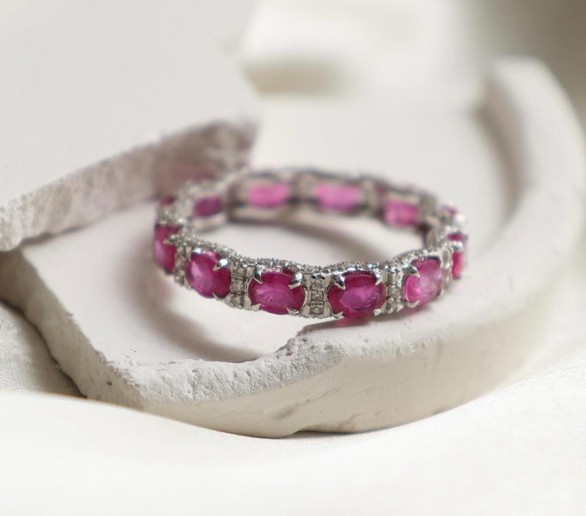Women's Natural ruby oval cut 2.52cts & diamond 0.68cts ring in 18k gold For Sale