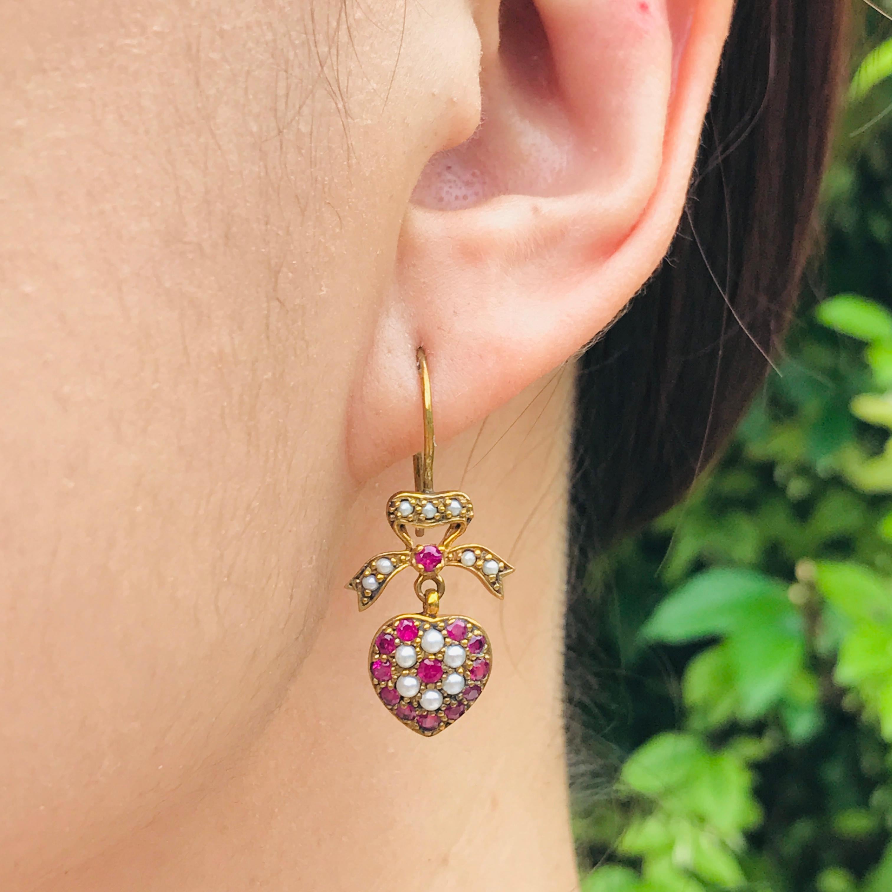 Natürlicher Rubin Perle Herzband Vintage Stil Ohrhänger in massivem 9K Gold Damen im Angebot