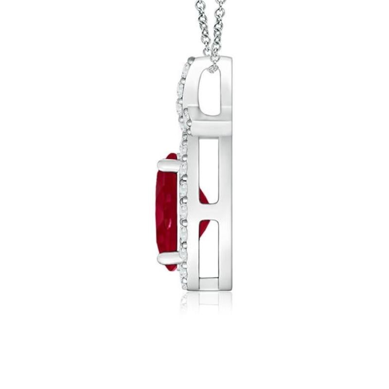 El rubí ovalado engastado con cuatro garras en el centro deslumbra con su llamativo tono rojo púrpura y está rodeado de radiantes diamantes. Los detalles de diamantes adornan la paca entrecruzada para un aspecto espectacular. Con un elaborado estilo