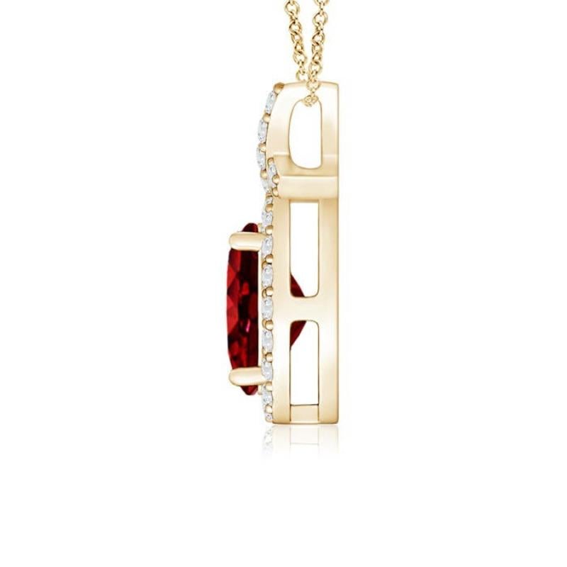 El rubí ovalado engastado con cuatro garras en el centro deslumbra con su llamativo tono rojo púrpura y está rodeado de radiantes diamantes. Los detalles de diamantes adornan la paca entrecruzada para un aspecto espectacular. Con un elaborado estilo