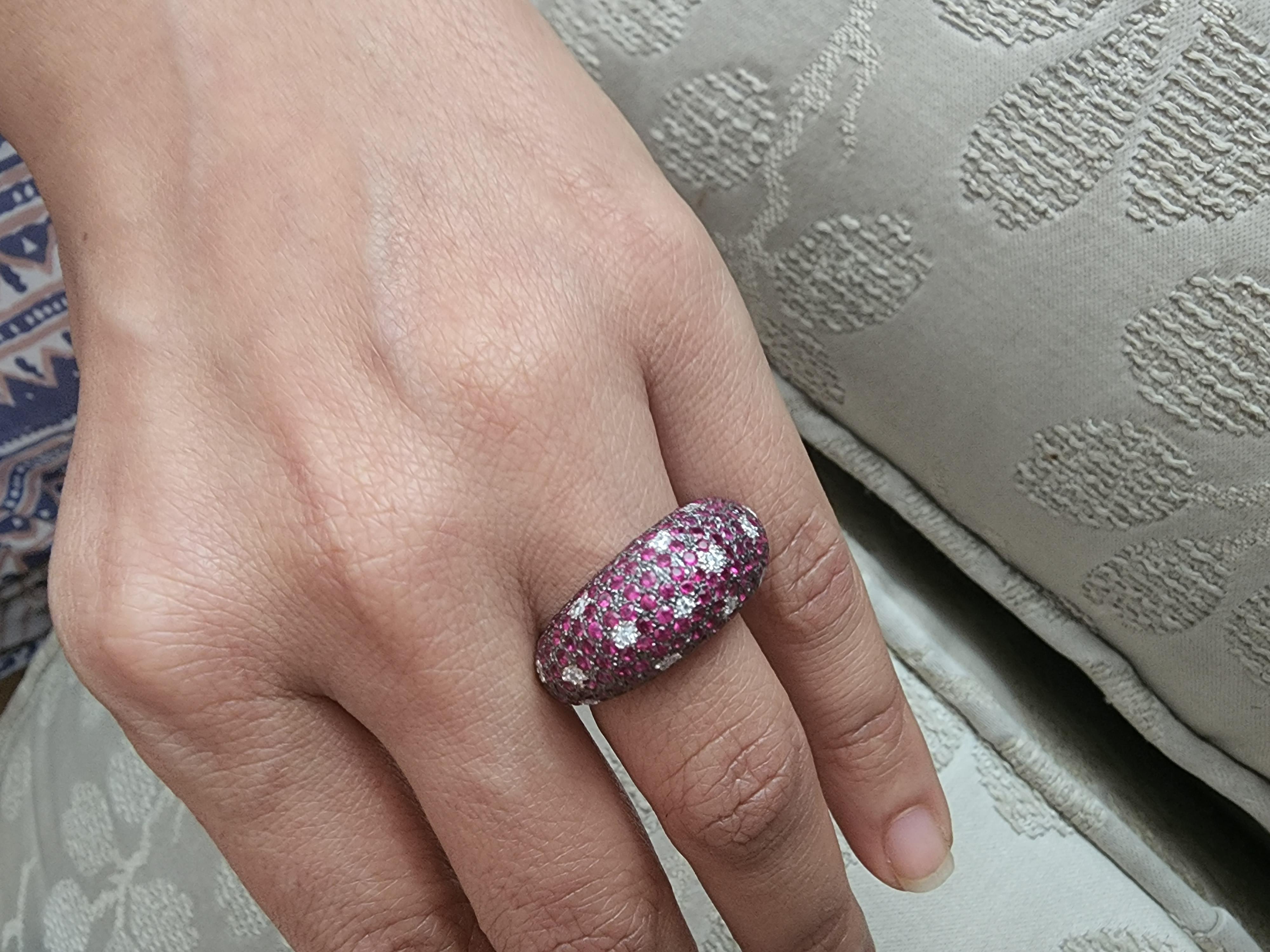 Rubí : 3,42 quilates
Diamantes : 0,26 quilates
Oro : 6,97 gms (18k)

Es muy dificil captar el verdadero color y brillo de la esmeralda, he intentado añadir fotos tomadas profesionalmente y por mi desde mi telefono para reflejar la verdadera imagen
