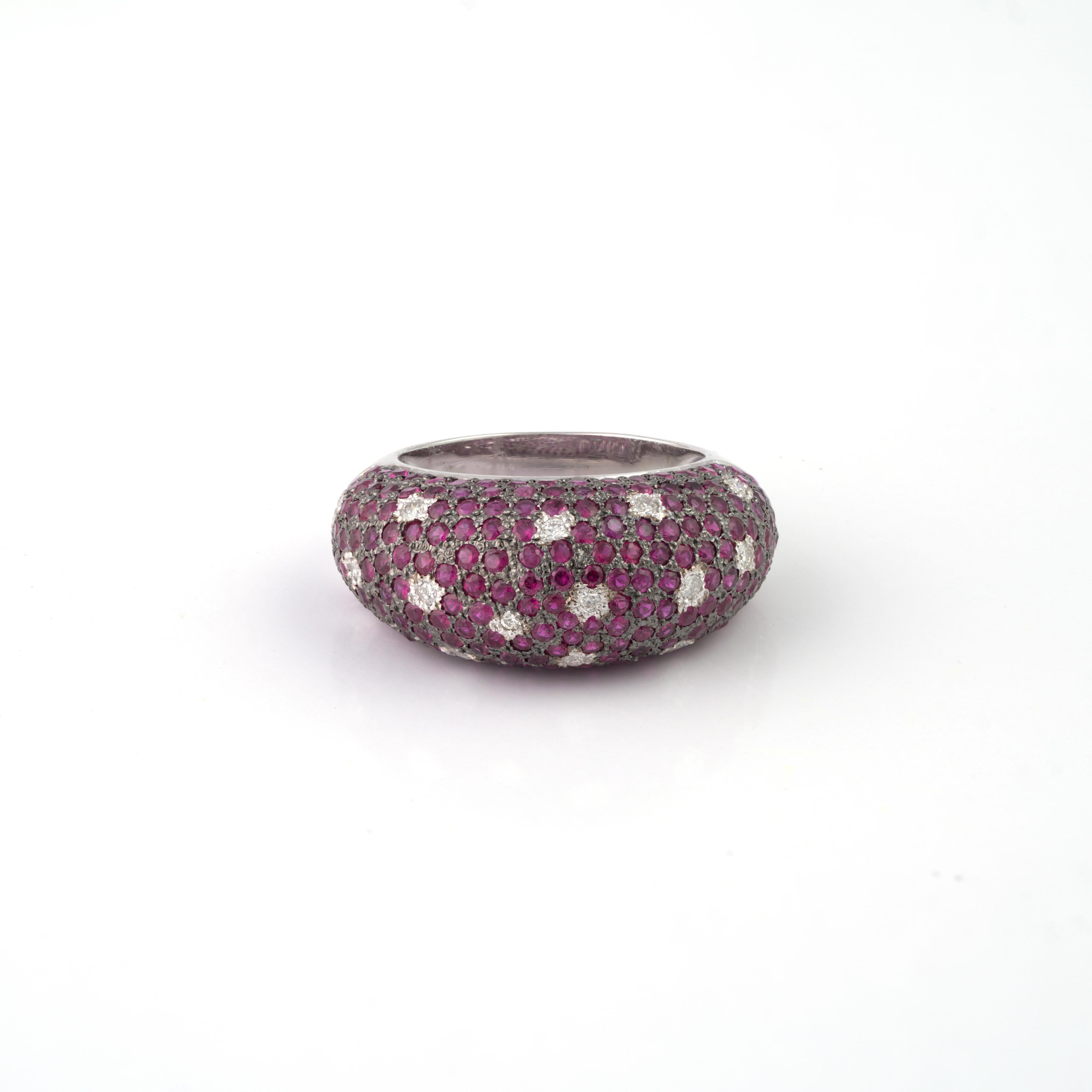 Natural Ruby Ring 3.42 Carats and Diamonds 0.26 Carats in 18k Gold In New Condition For Sale In New York, NY