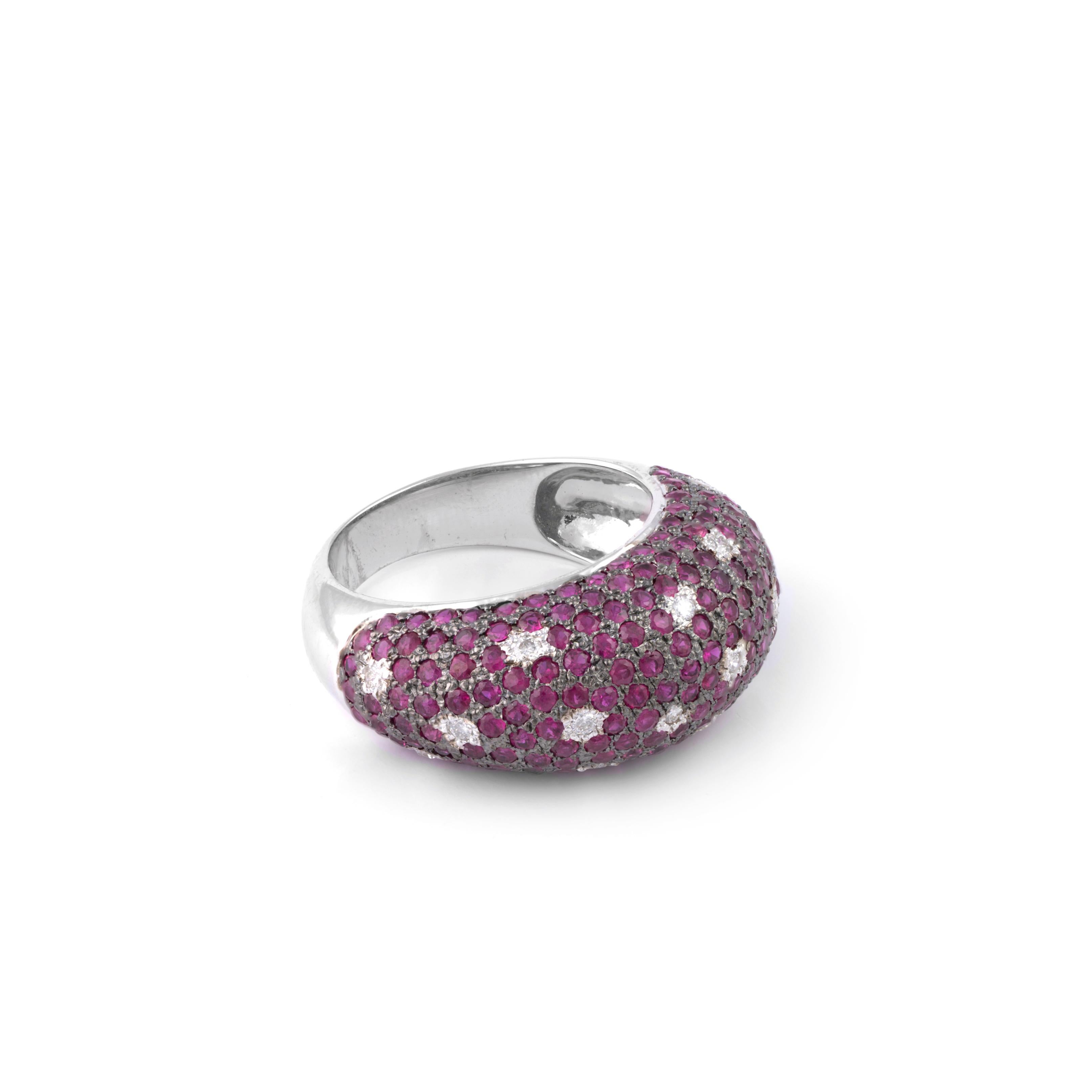 Femenino o masculino Anillo de rubí natural de 3,42 quilates y diamantes de 0,26 quilates en oro de 18 quilates en venta