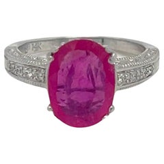 Bague en rubis naturel avec diamants et finition milgrain
