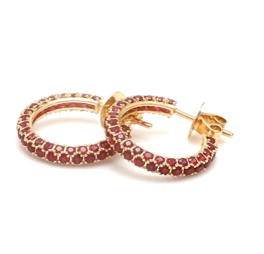 Orecchini di rubini in oro con pave set a cerchio  Orecchino a cerchio piccolo con pave di rubino naturale, oro  Orecchini a cerchio piccoli con pave set di rubini rossi - oro

DETTAGLI DELLA GEMMA :
✦ Pietra preziosa : Rubino
✦ Tipo di gemma :