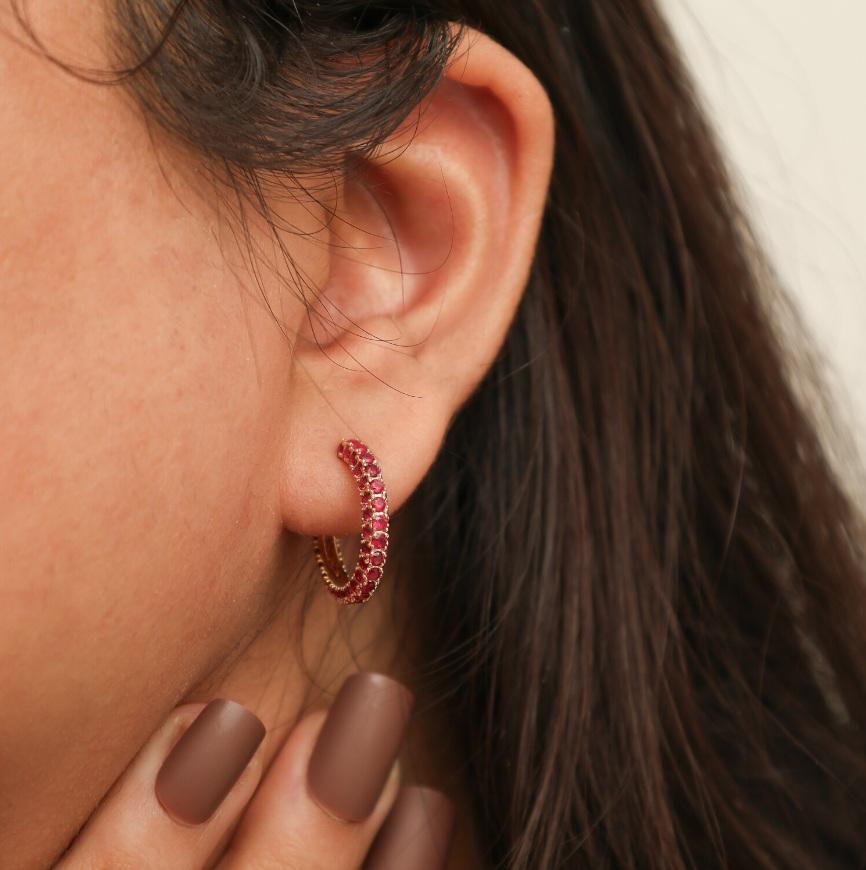 Orecchino rotondo con rubino Nature in oro 14k In condizioni Nuovo in vendita a jaipur, IN