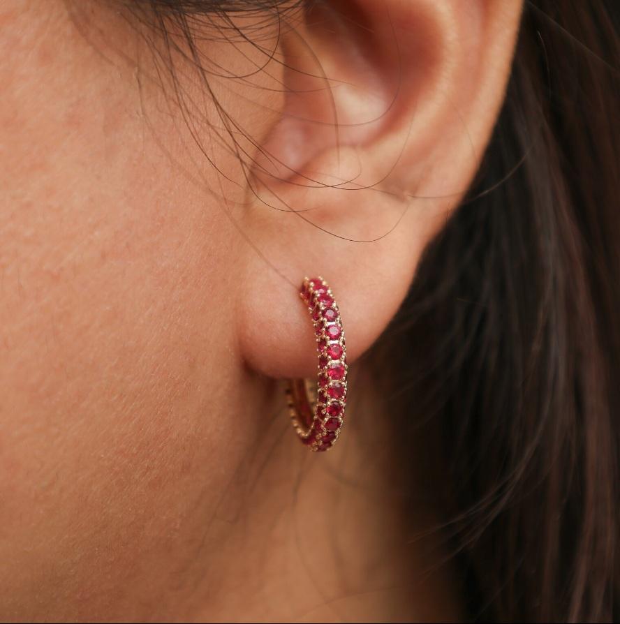Donna Orecchino rotondo con rubino Nature in oro 14k in vendita