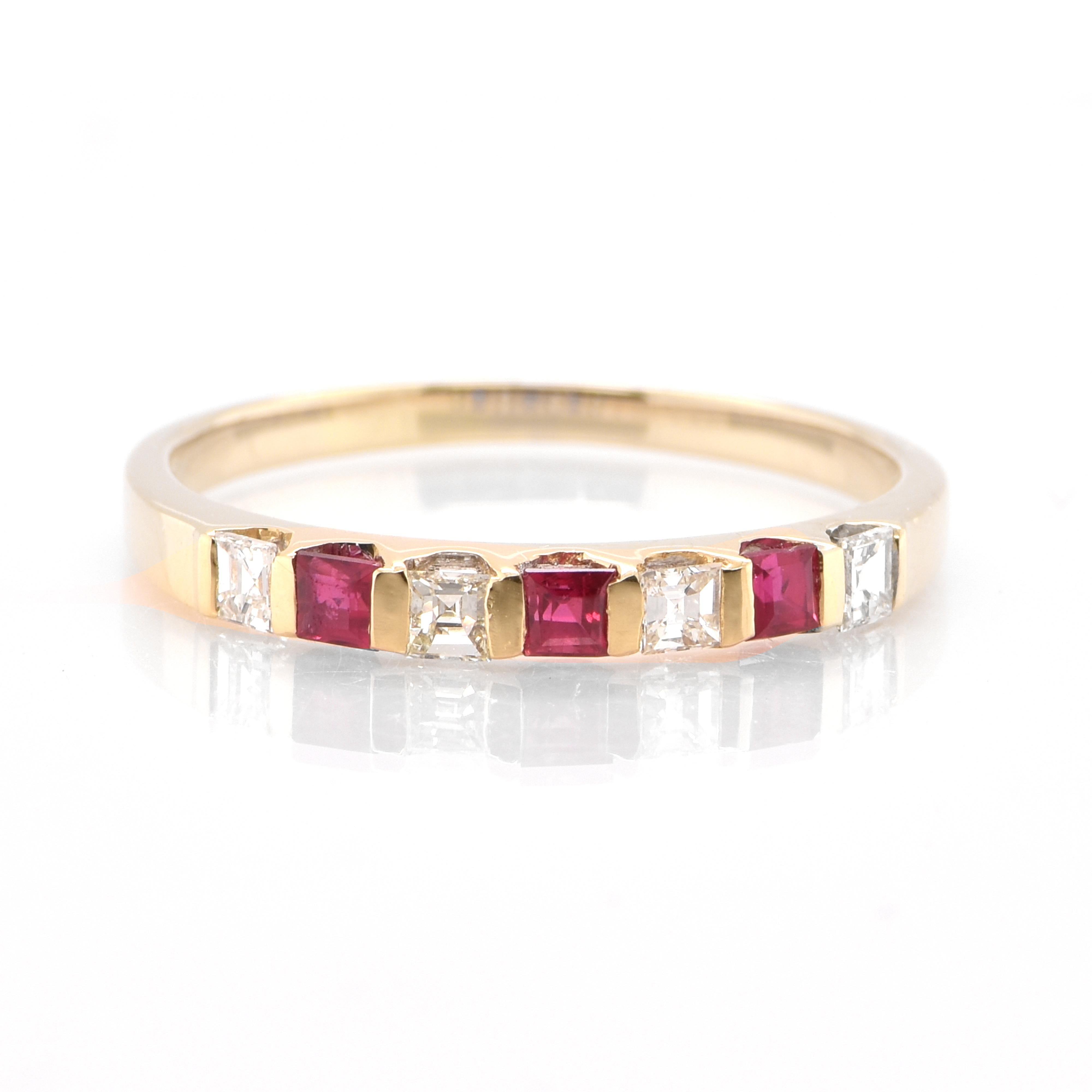 Stapelbarer Ringsatz aus 18 Karat Gelbgold mit natürlichem Rubin:: Saphir und Smaragd (Moderne)