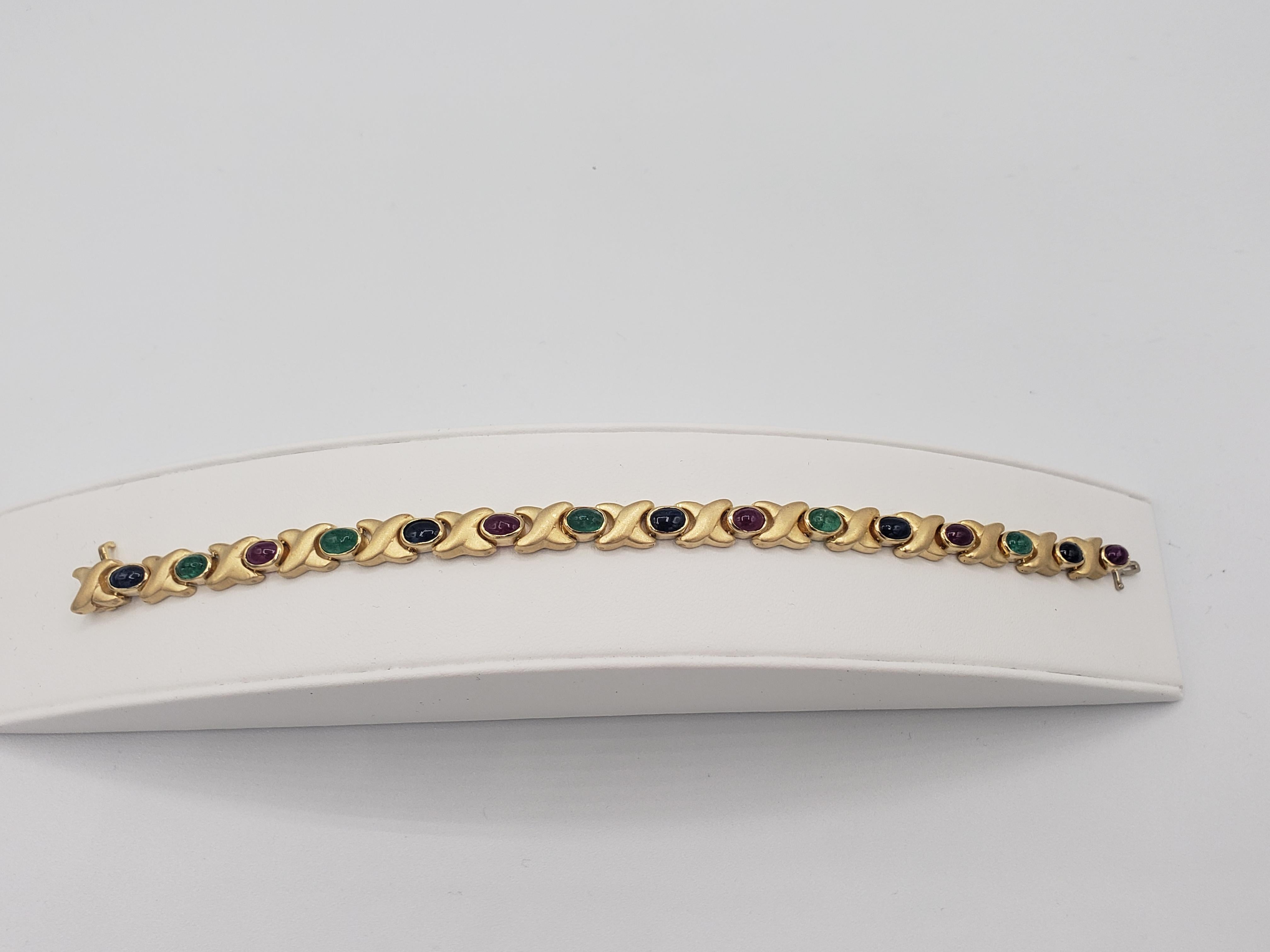 NEU Armband aus 14 Karat massivem Gelbgold mit natürlichem Rubin, Saphir und Smaragd, neu im Angebot 3