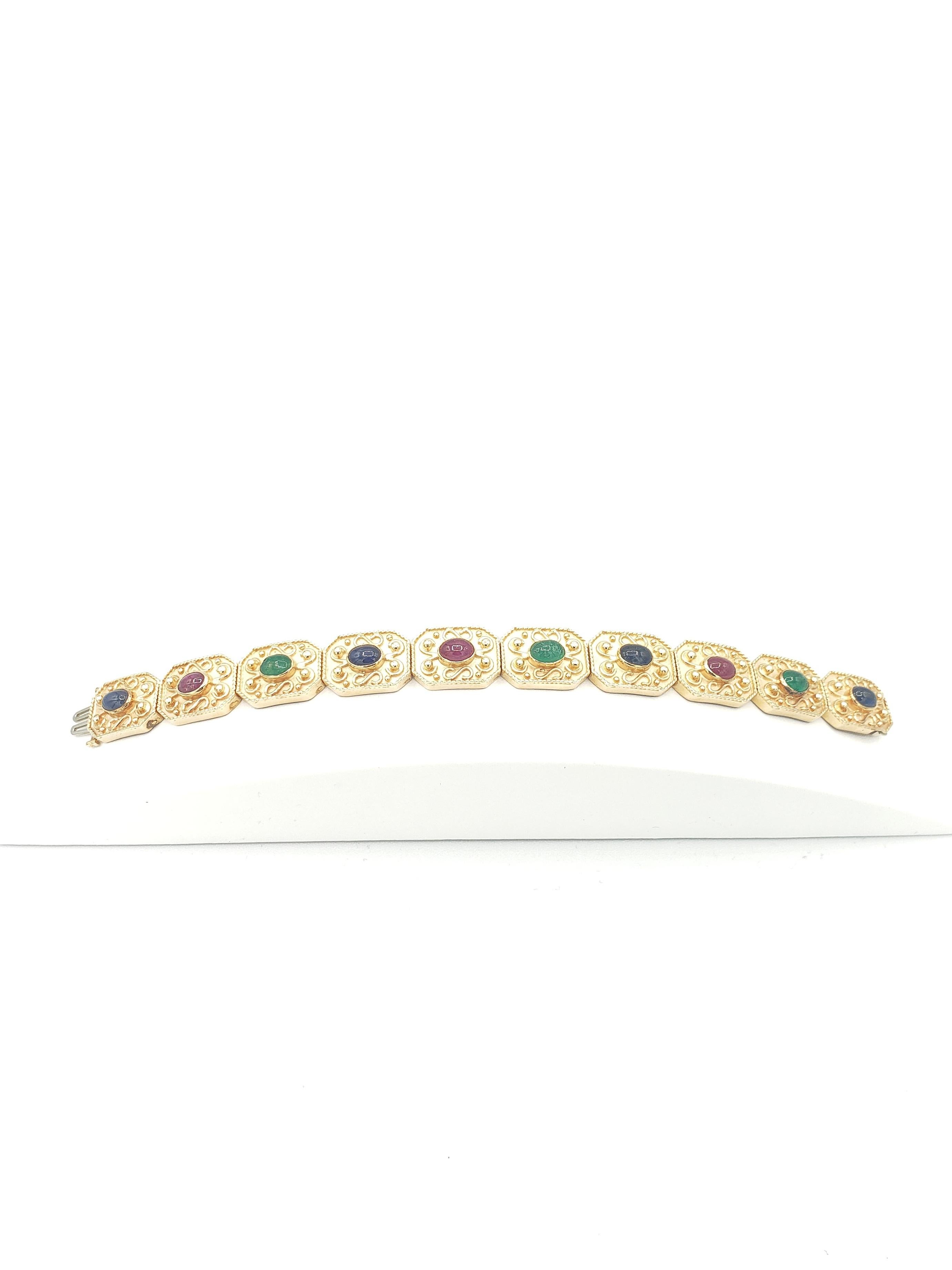 Ce magnifique bracelet de LaFrancee est un bijou époustouflant qui met en valeur des pierres précieuses naturelles comme le rubis, le saphir et l'émeraude dans une monture en or jaune massif 14k. Le style byzantin ajoute une touche d'élégance et de