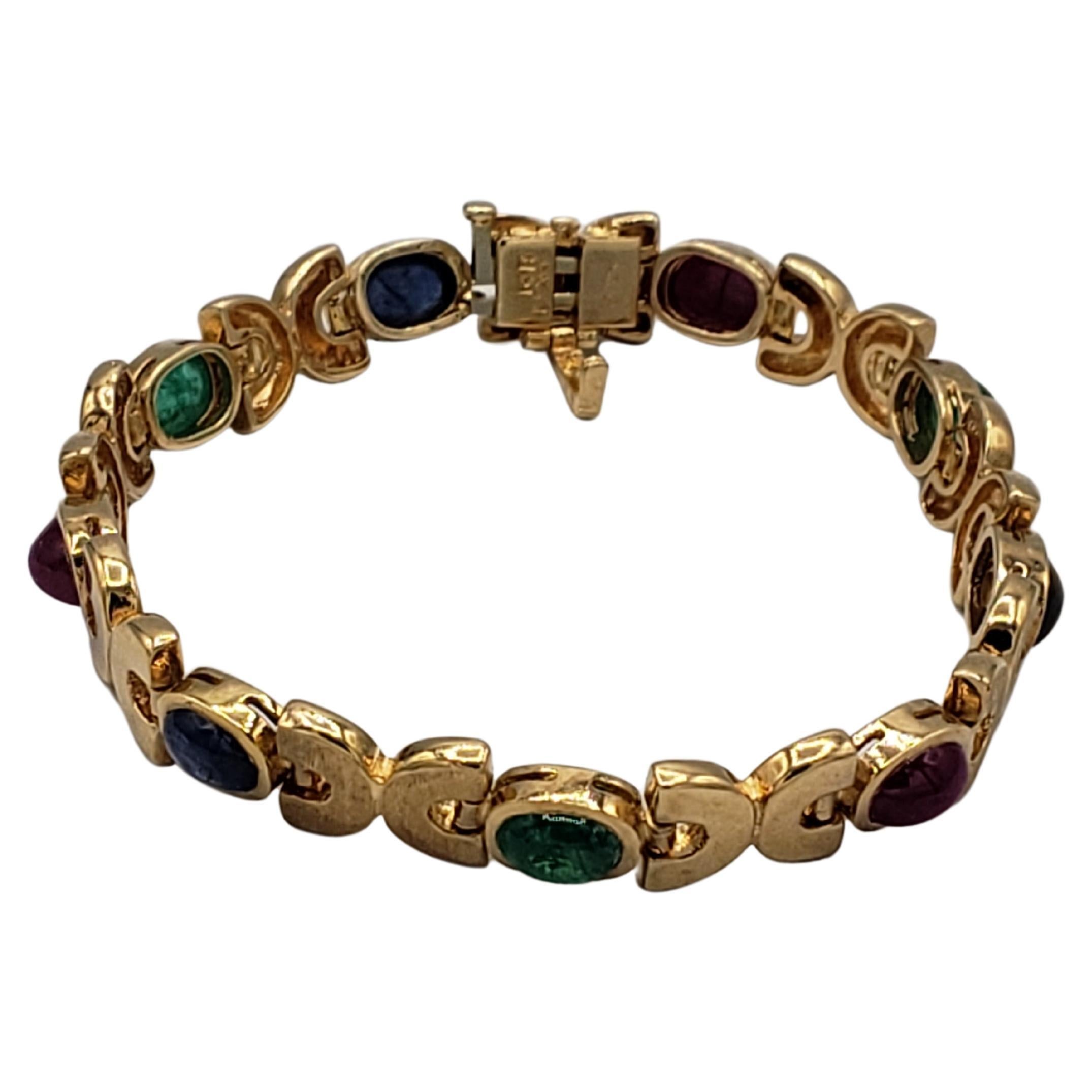 Ce bracelet exquis de LaFrancee est un véritable trésor pour toute collection de bijoux. Fabriquée en or jaune massif 14k et ornée d'étonnantes pierres précieuses naturelles (rubis, saphir et émeraude), cette pièce de style byzantin rayonne