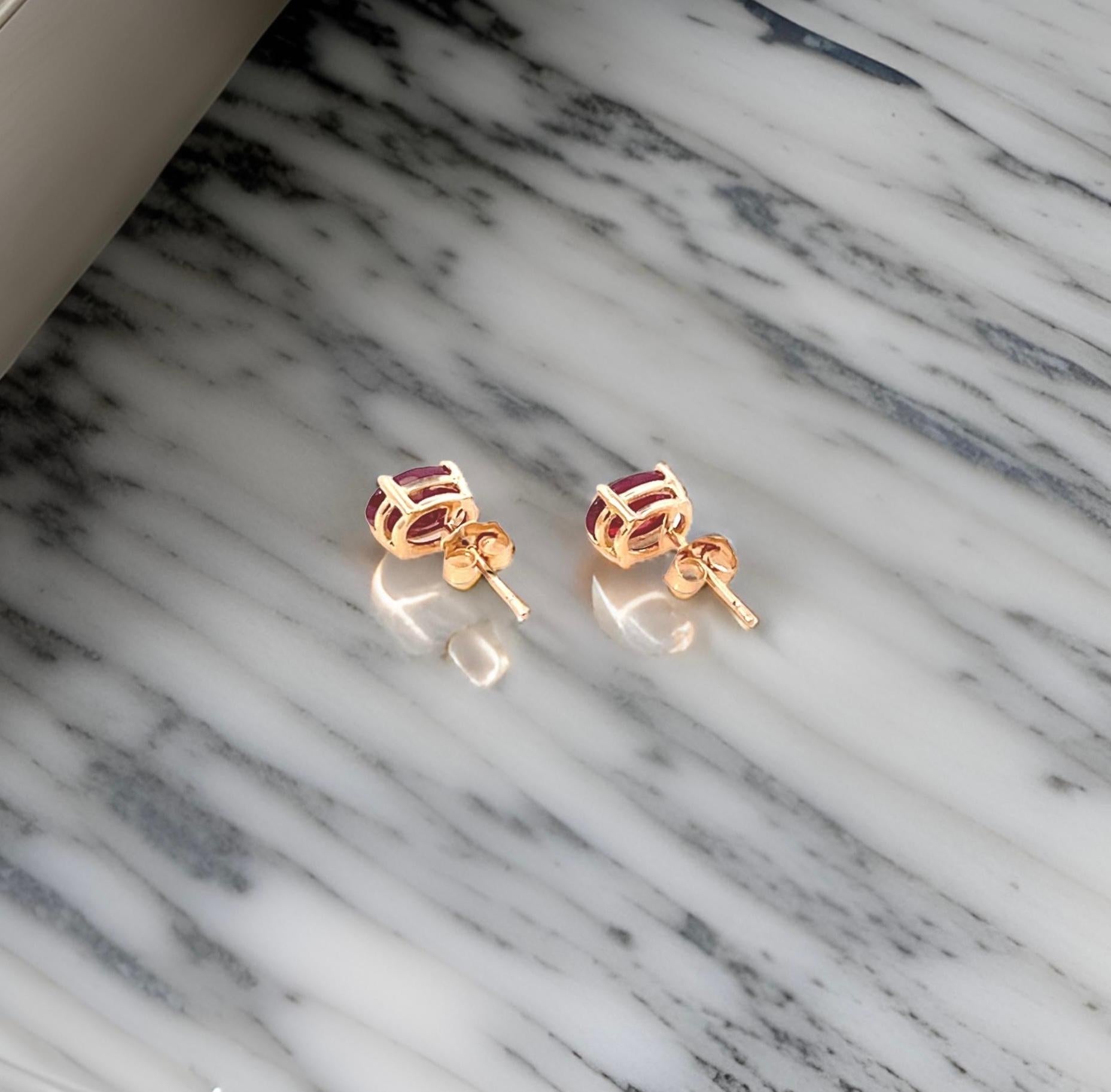 Orecchini con rubino naturale in oro giallo 14k 2 TCW certificati in vendita 2