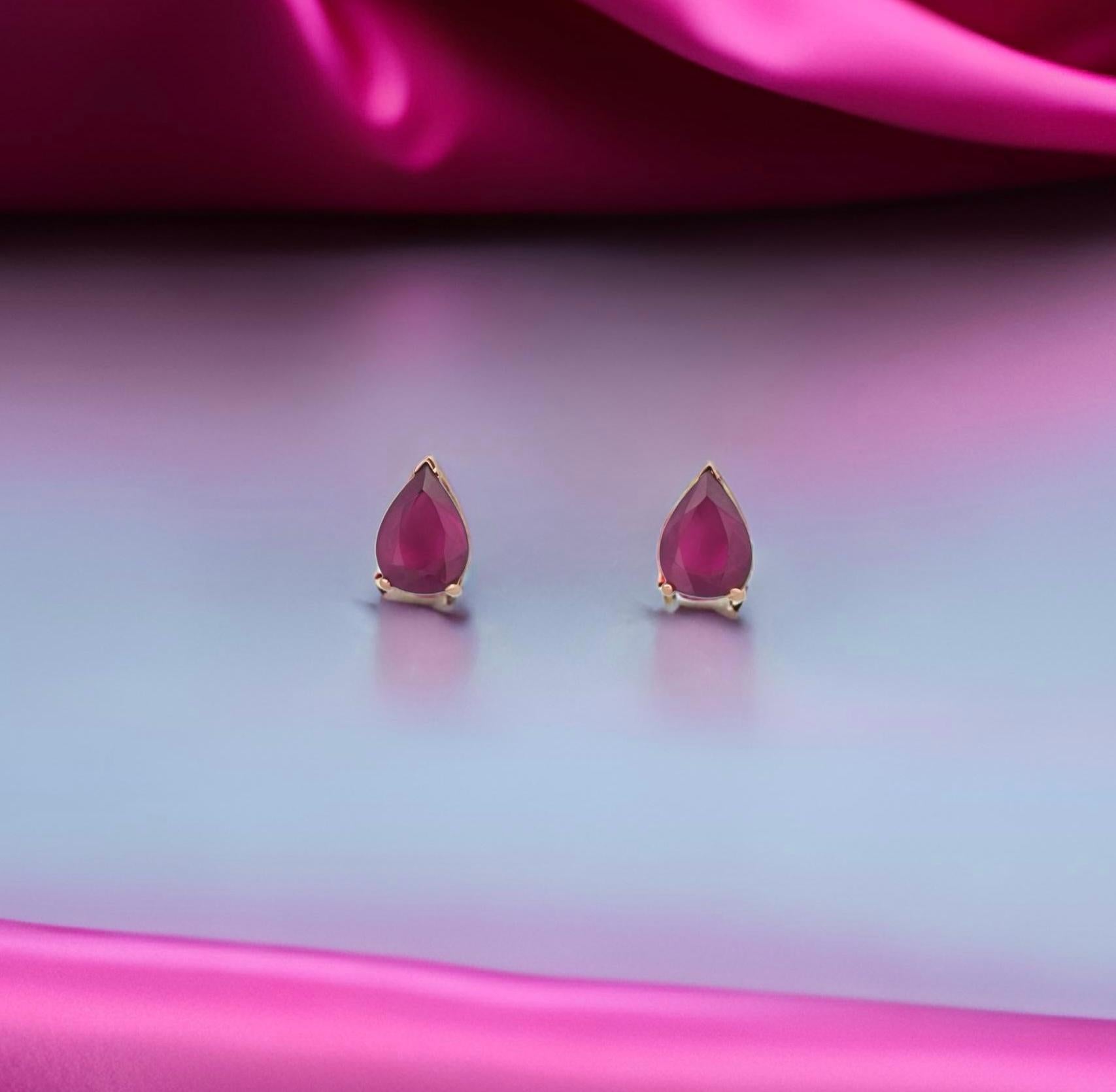 Taglio a goccia Orecchini con rubino naturale in oro giallo 14k 2,70 TCW certificati in vendita