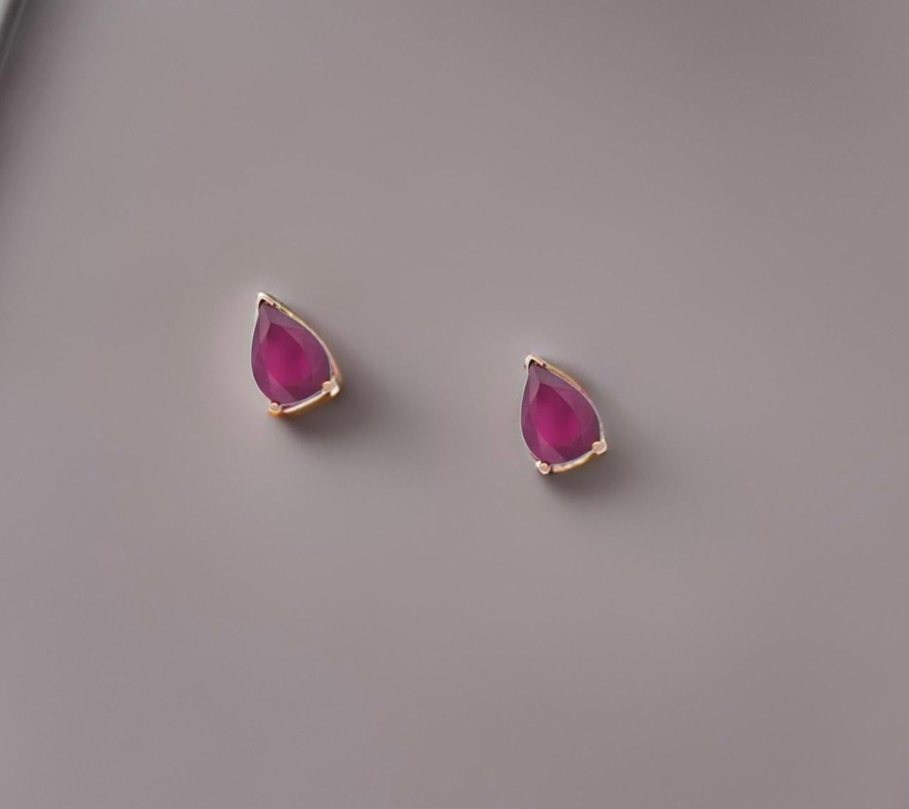 Orecchini con rubino naturale in oro giallo 14k 2,70 TCW certificati In condizioni Nuovo in vendita a Brooklyn, NY