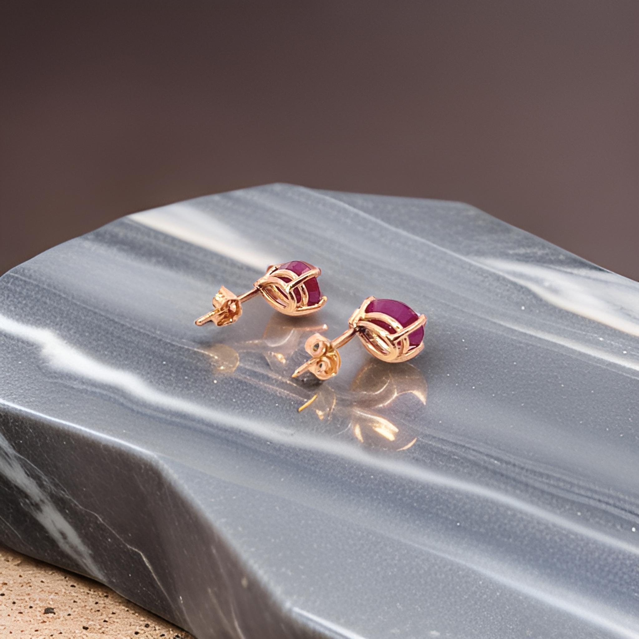 Orecchini con rubino naturale in oro giallo 14k 2,70 TCW certificati in vendita 1