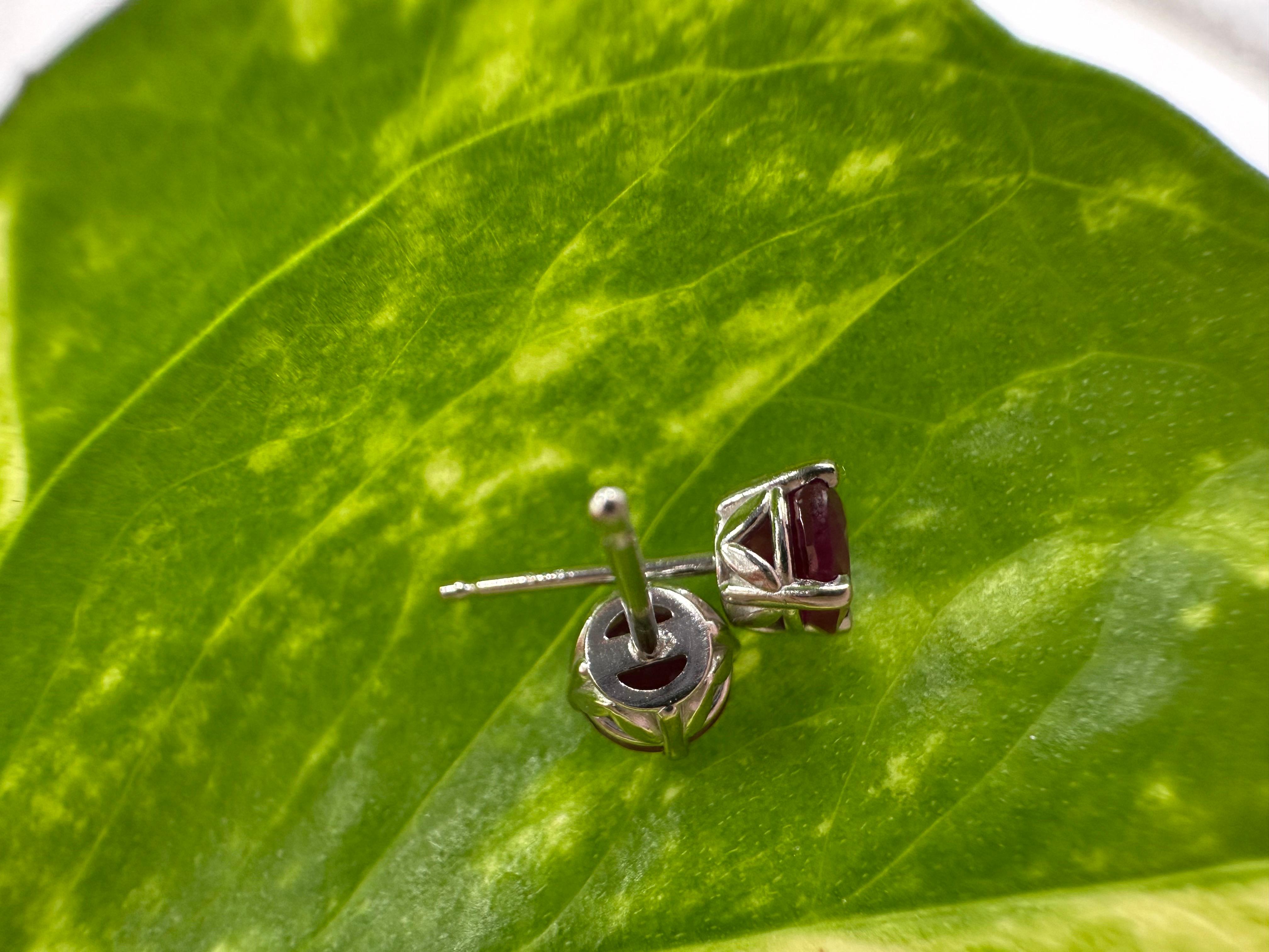 Superbes boucles d'oreilles en or 18KT en rubis foncé, d'une très belle couleur rouge foncé. Les rubis ne sont ni rehaussés ni traités pour leur clarté.


**Tous les articles quittent nos locaux avec un certificat au nom de l'acheteur, politique de