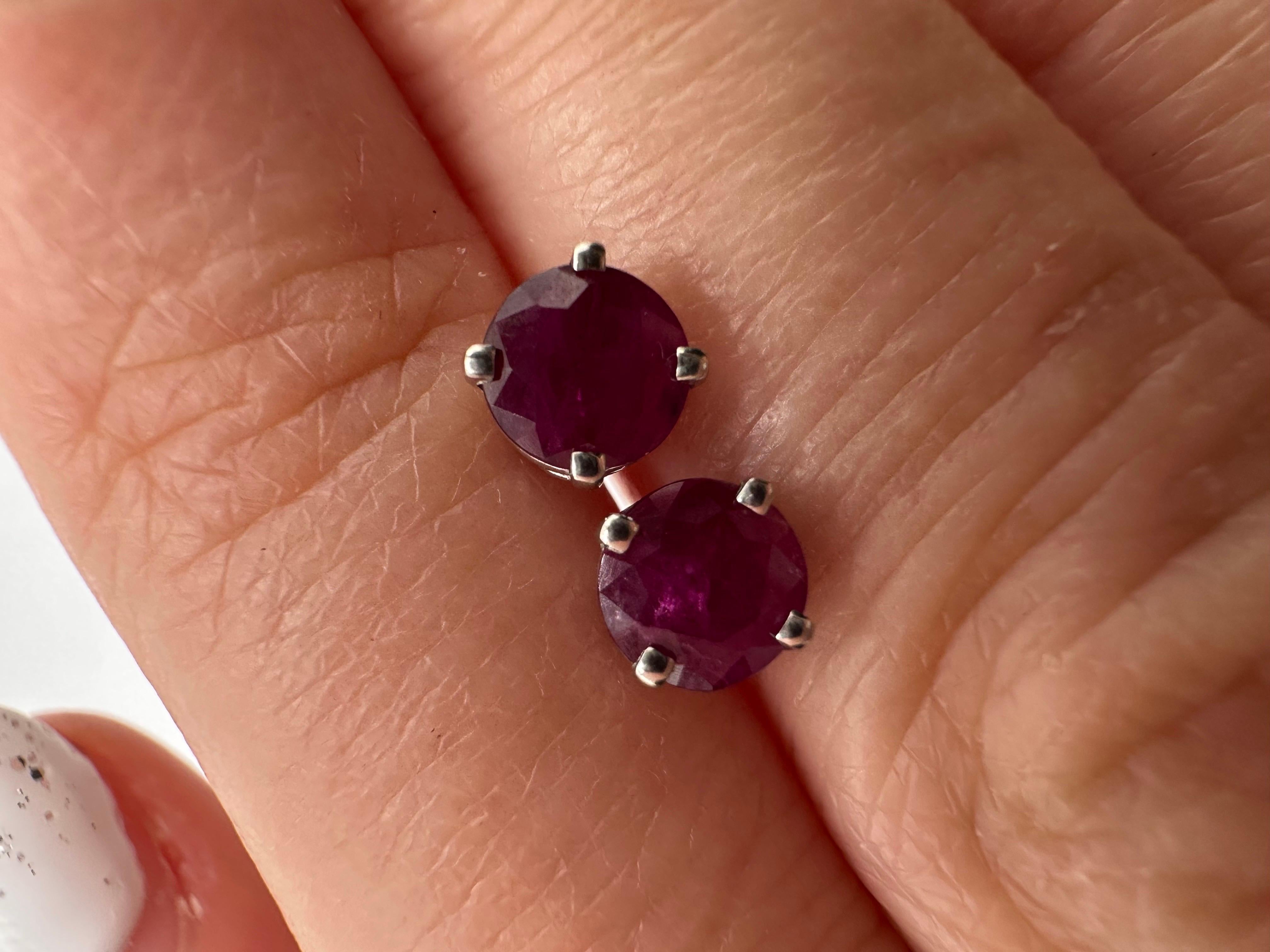 Clous en rubis naturel or 18KT clous en rubis vin foncé riche en couleur Vivid en vente 1