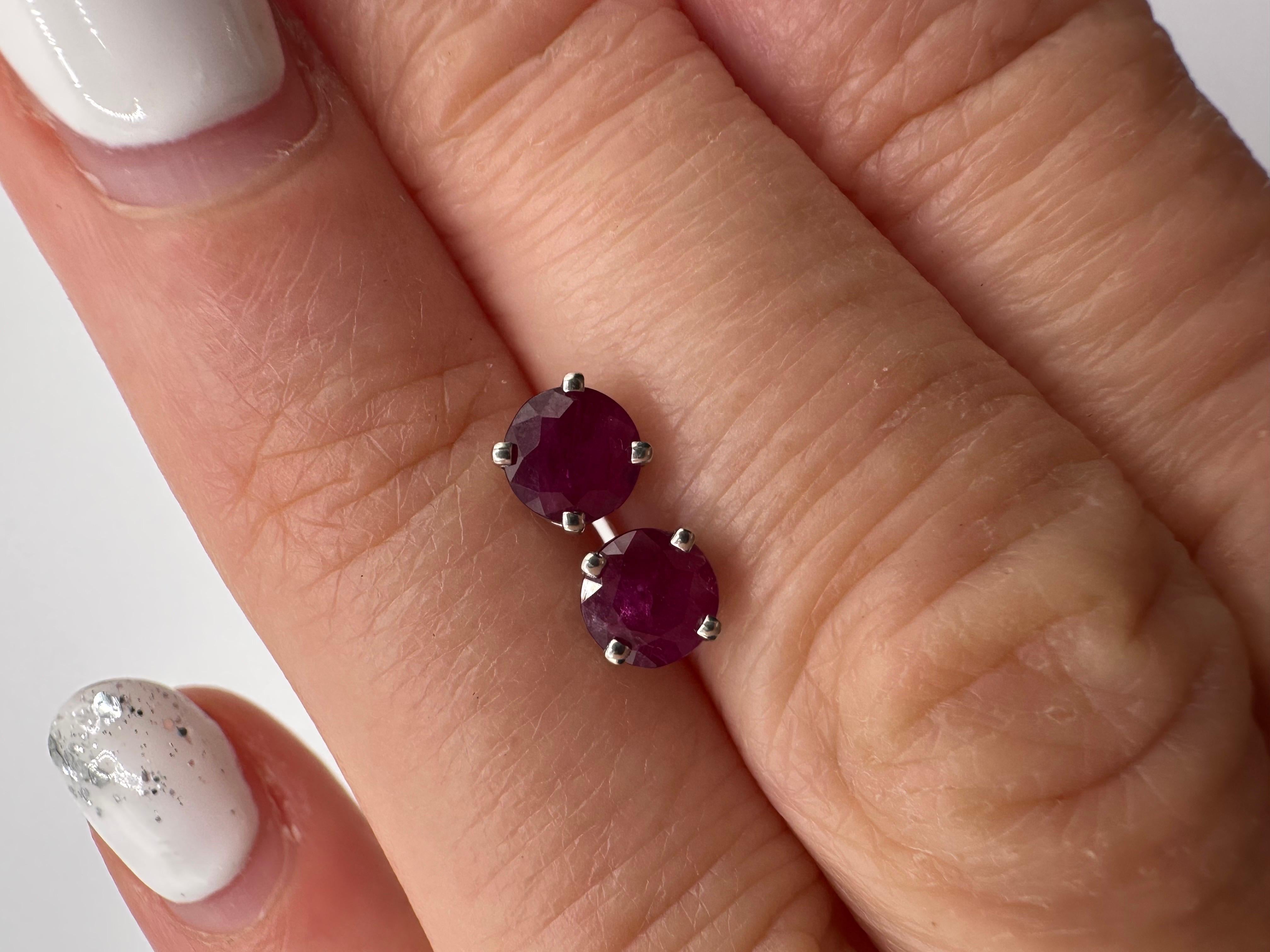 Clous en rubis naturel or 18KT clous en rubis vin foncé riche en couleur Vivid en vente 2