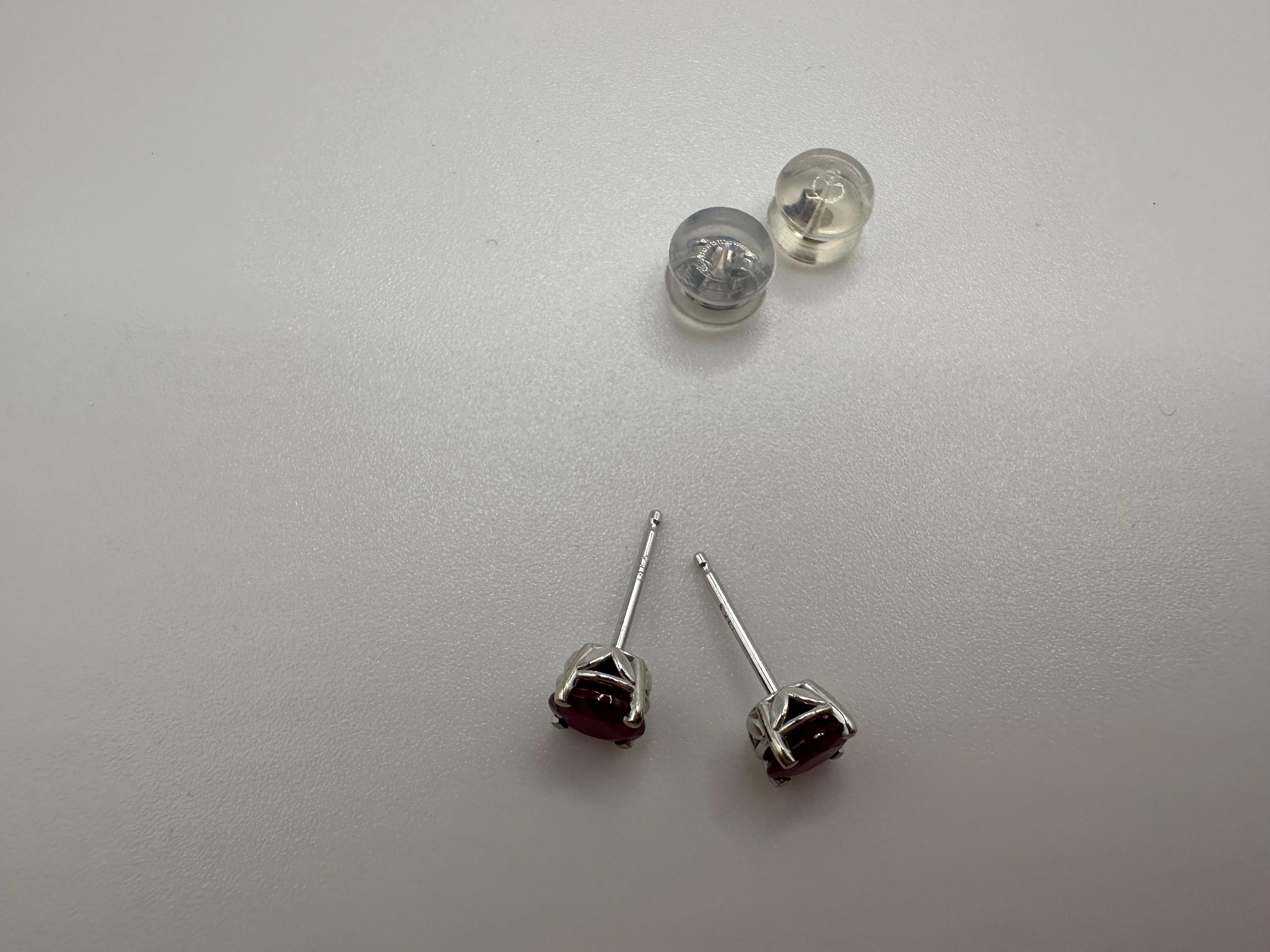 Clous en rubis naturel or 18KT clous en rubis vin foncé riche en couleur Vivid en vente 3