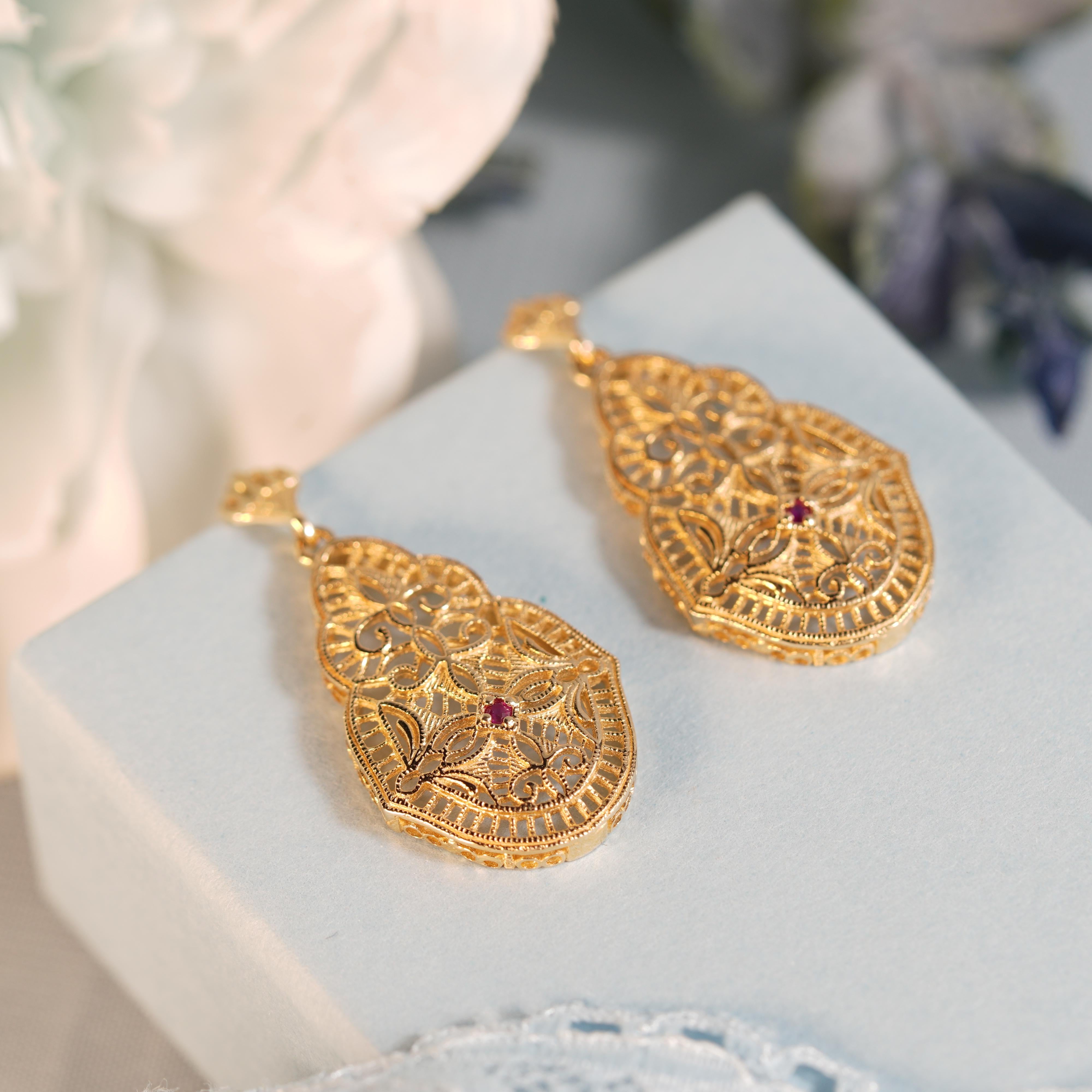 Natural Ruby Vintage Style Filigree Dangle Earrings in Solid 9K Gold In New Condition For Sale In Bangkok, TH
