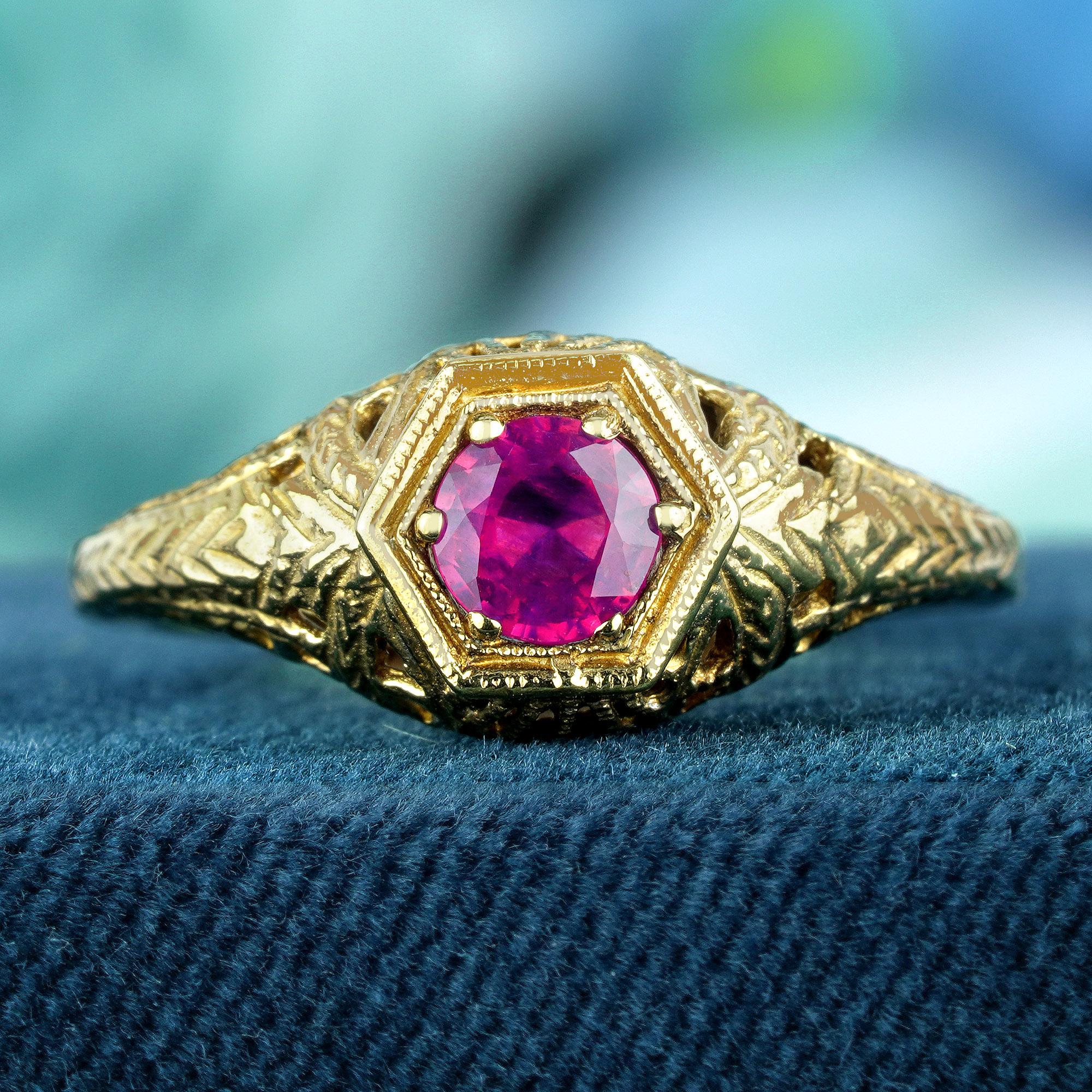 Réalisée en or jaune lumineux, notre bague enchanteresse, ornée de délicats détails en filigrane. En son cœur se trouve un rubis rouge rond naturel captivant, encadré par un design octogonal sur un bracelet en or jaune, exsudant une allure vintage