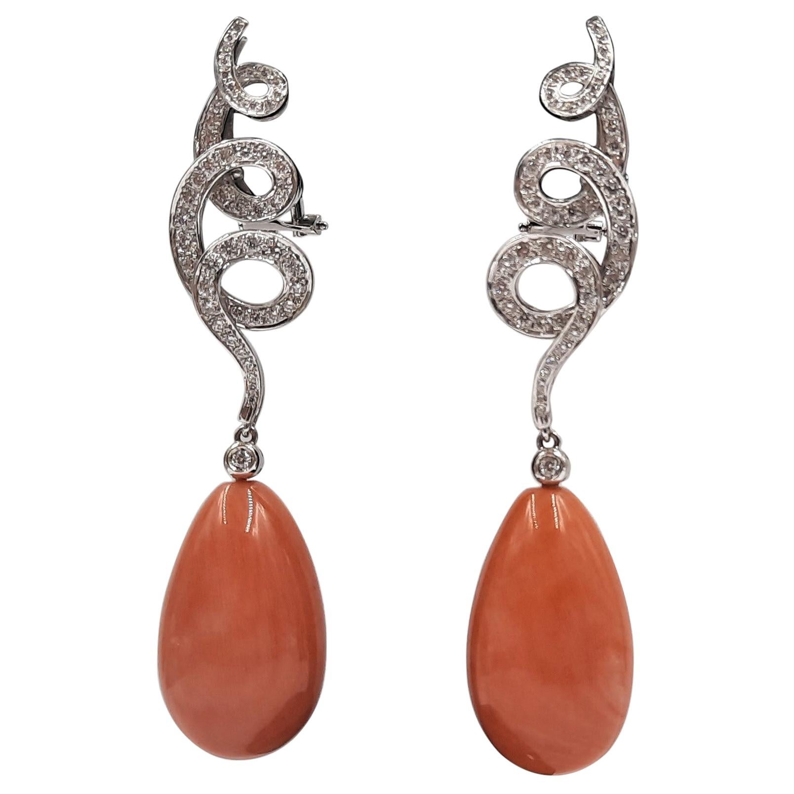 Boucles d'oreilles pendantes en or blanc 18 carats, corail saumoné naturel, diamant taille brillant en vente