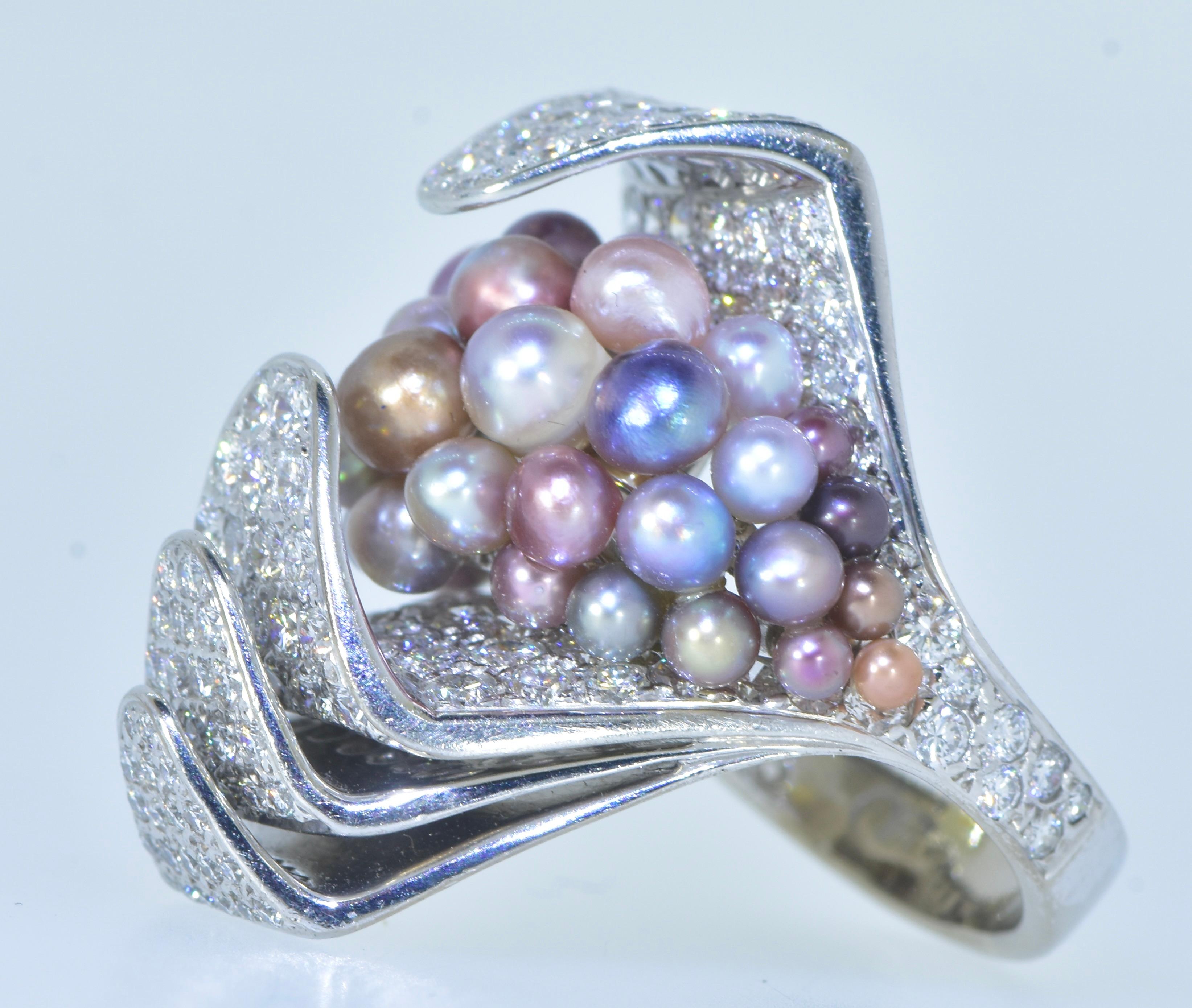 Perle naturali d'acqua salata e diamanti bianchi pregiati: un anello modernista. in vendita 1