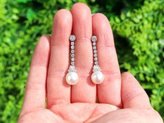Pendientes colgantes de oro amarillo de 14k con perla natural de agua salada y un diamante de 1,00 quilates