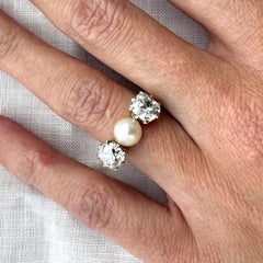 GCS Dreisteiniger Ring mit Naturperle und Diamant im Altschliff (2,3 Karat)