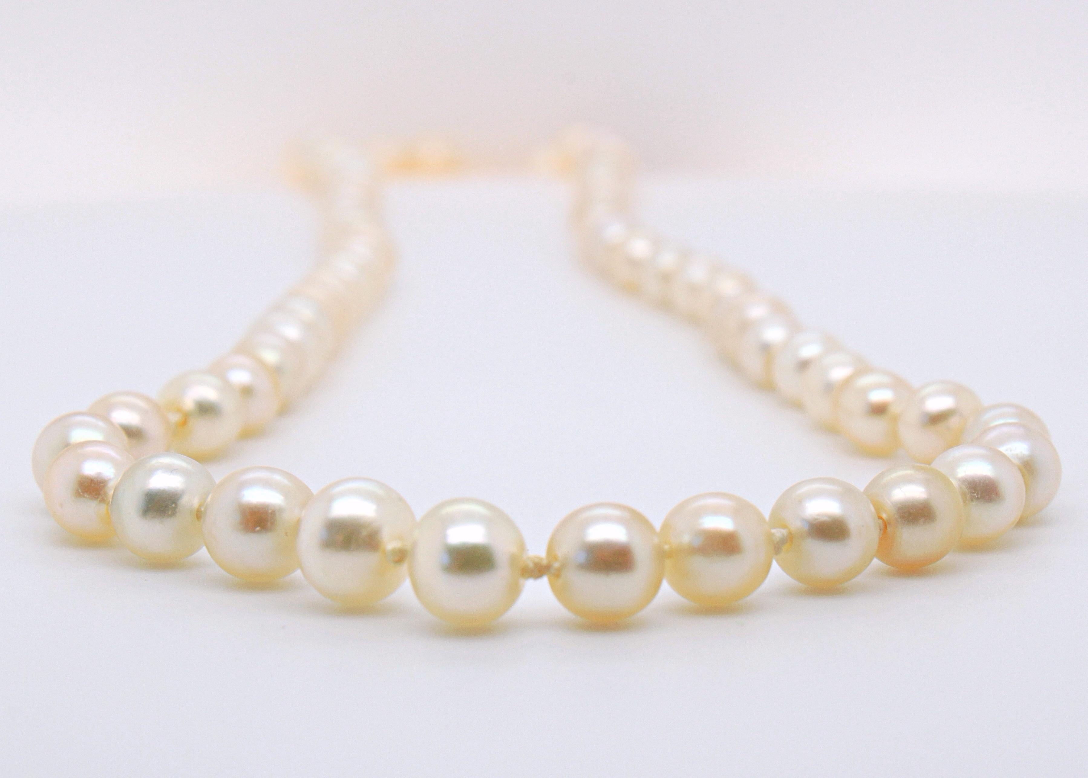 A natural saltwater pearl necklace with a diamond clasp, ca. 1920s. The Art Deco pearl necklace consists of 100 natural saltwater pearls ranging from 2.15mm - 5.35mm - accompanied by a gemological certificate. The pearls have an excellent lustre and