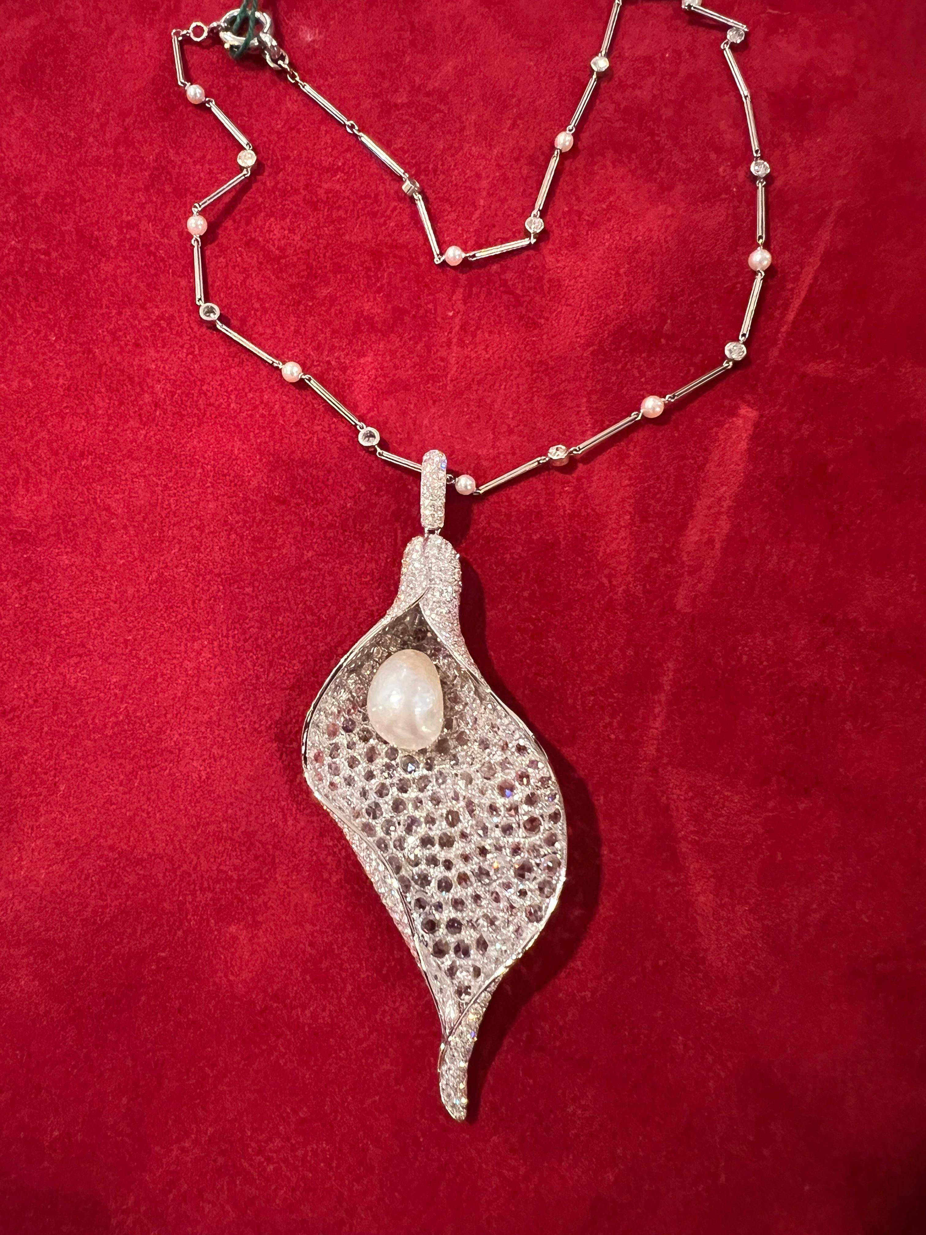 Natural Saltwater Pearl Petal Pendant Necklace Certified BY SSEF In New Condition For Sale In Dubai, AE