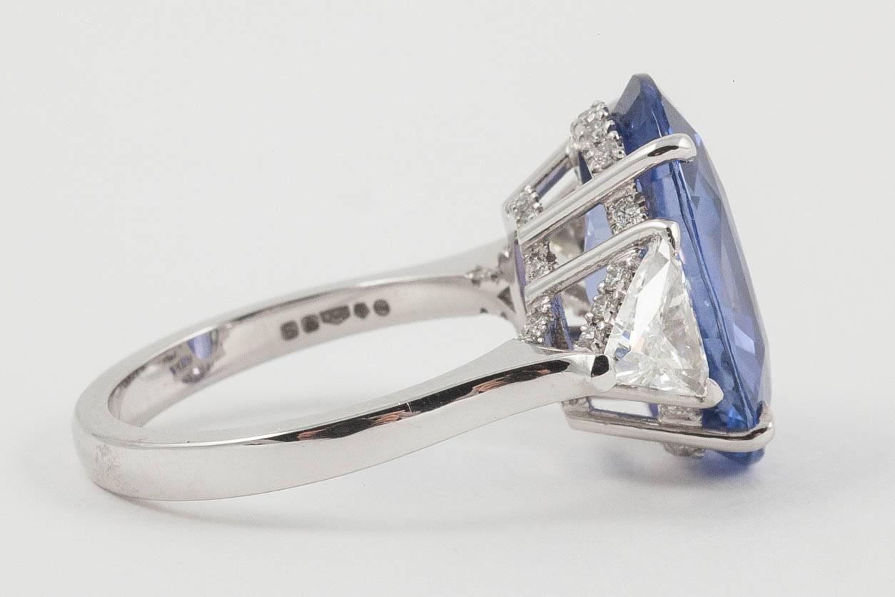 Contemporary Retirement Sale - Natural Sapphire 9.51cts & Diamond Platinum Ring