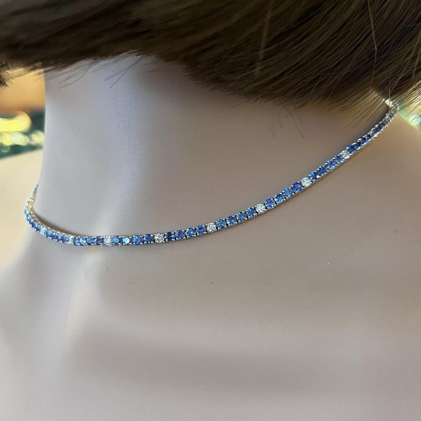 Collana girocollo con zaffiri naturali e diamanti in oro bianco 18 carati

La collana di zaffiri e diamanti presenta 12,49 carati di zaffiri blu tondi naturali e 1,95 carati di diamanti tondi brillanti naturali in un modello di quattro zaffiri per