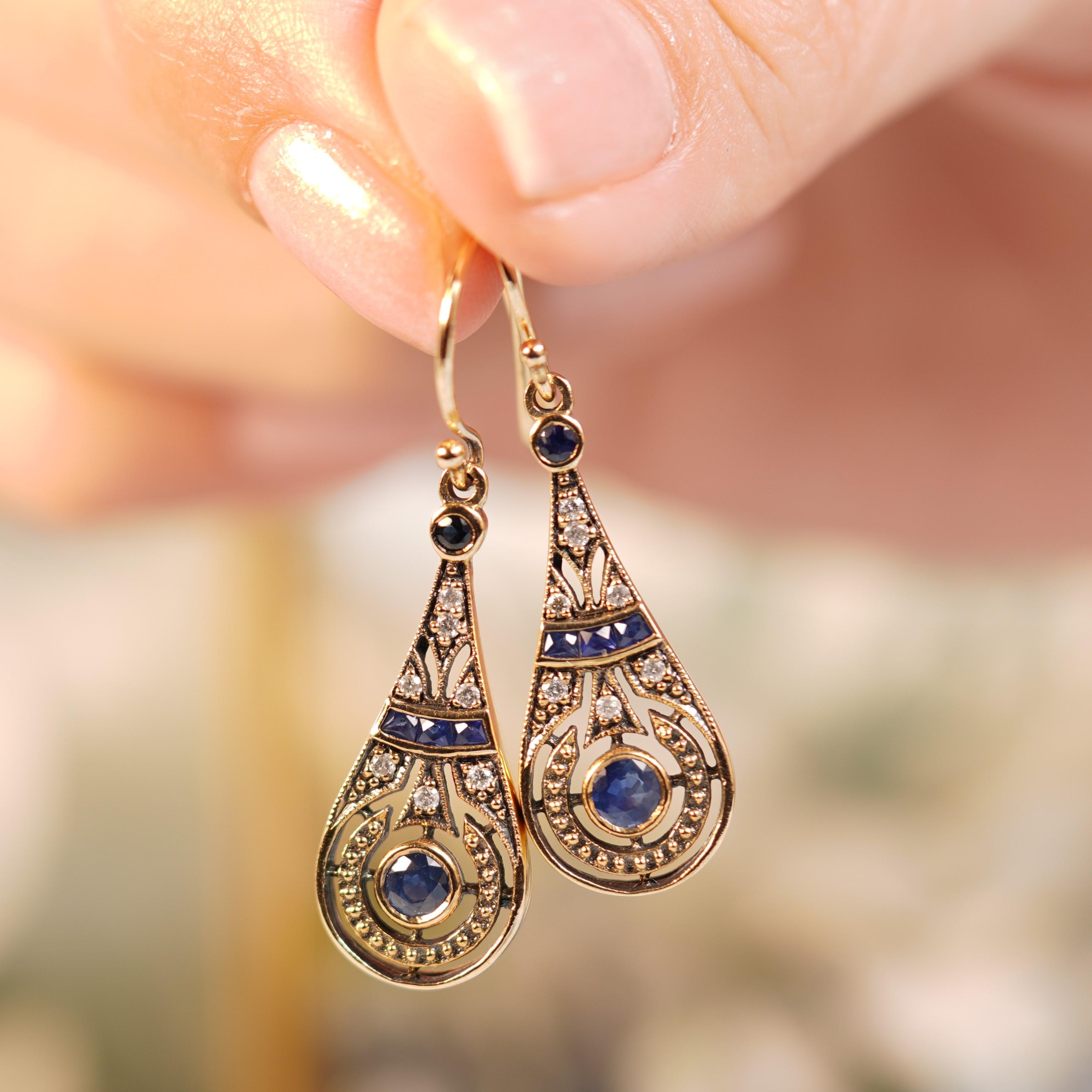 Natural Sapphire and Diamond Vintage Style Pear Shape Drop Earrings in 9K Gold In New Condition For Sale In Bangkok, TH