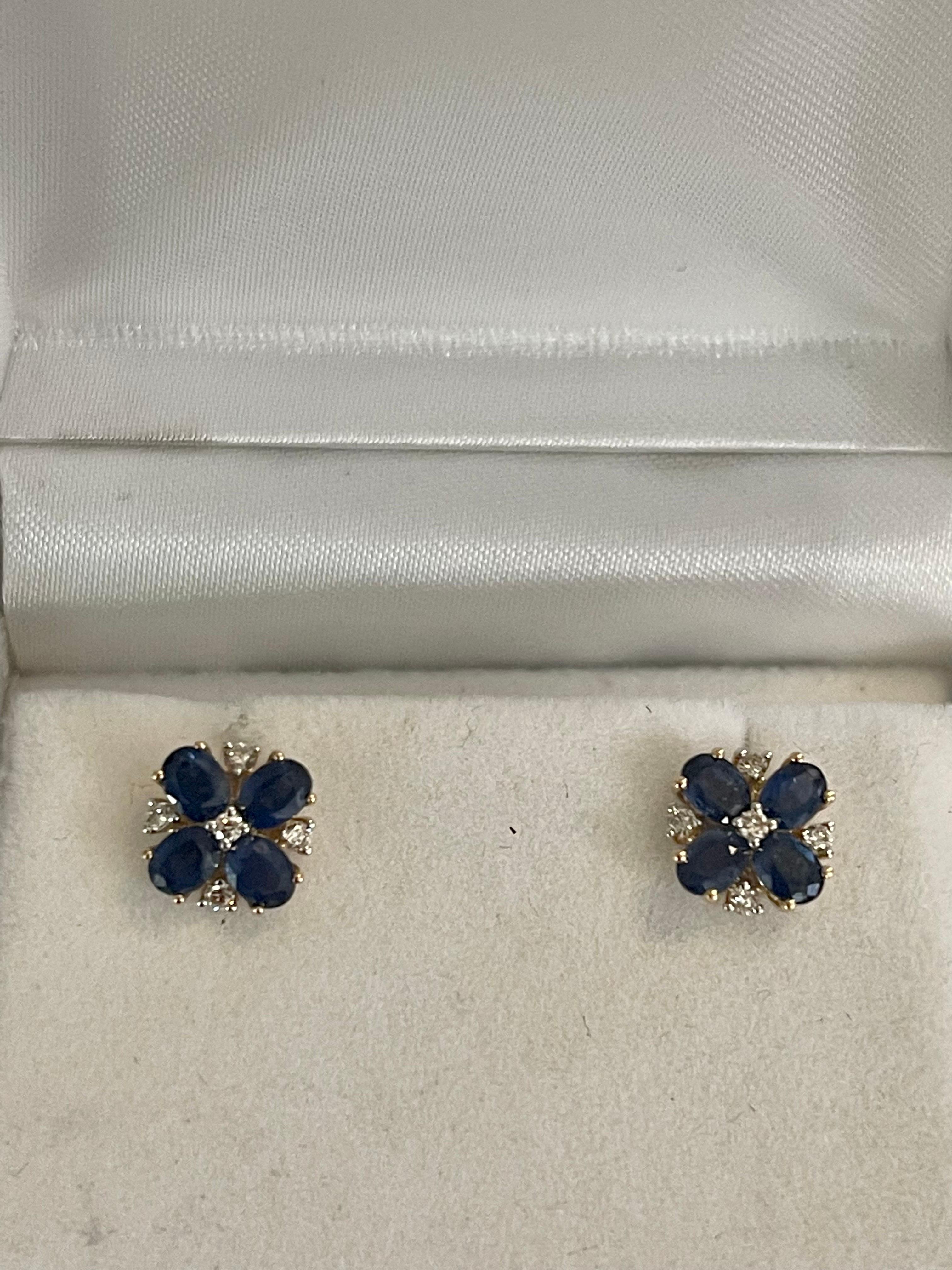 
2,5 quilates  Zafiro talla oval  y 0,20 ct  pendientes flor diamante
 pareja perfecta  Publicar en  volver  Pendientes  Oro amarillo de 14 quilates 
Este exquisito par de pendientes está bellamente elaborado con 14 quilates  Oro amarillo .
Peso del